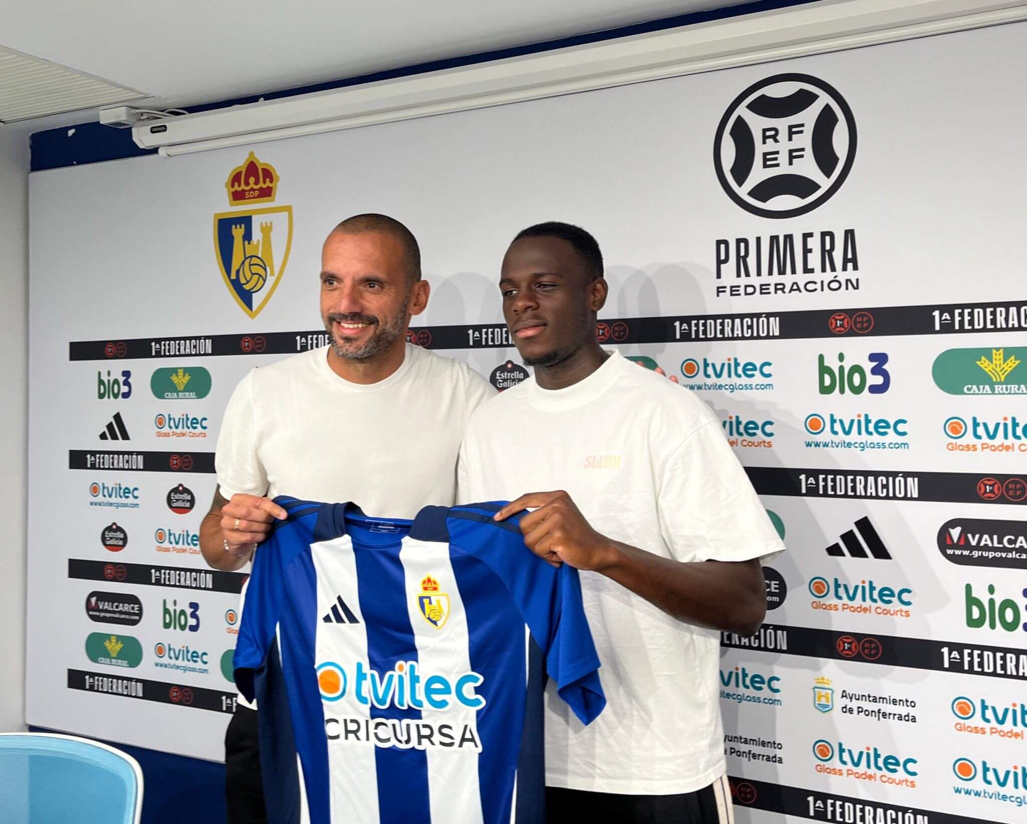 Marc-Olivier Doué posa con la camiseta de la Ponferradina. (Foto: SDP)