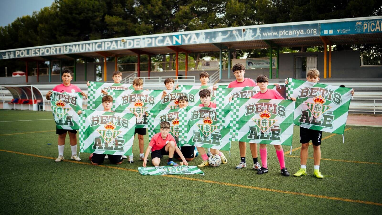  Los chicos del Atlético Benimar Picanya con banderas del Betis