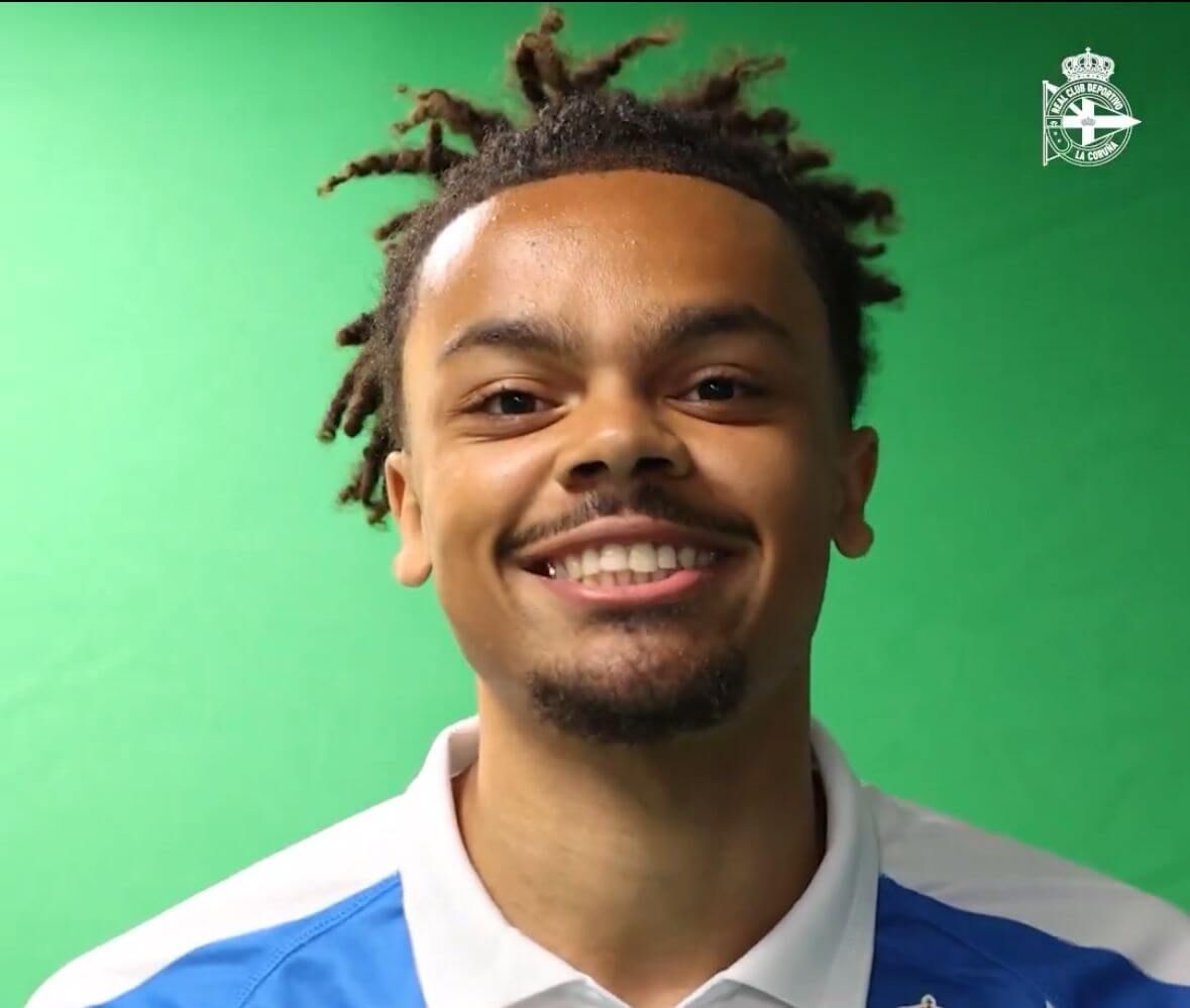 Lucas Noubi posa con la camiseta del Deportivo