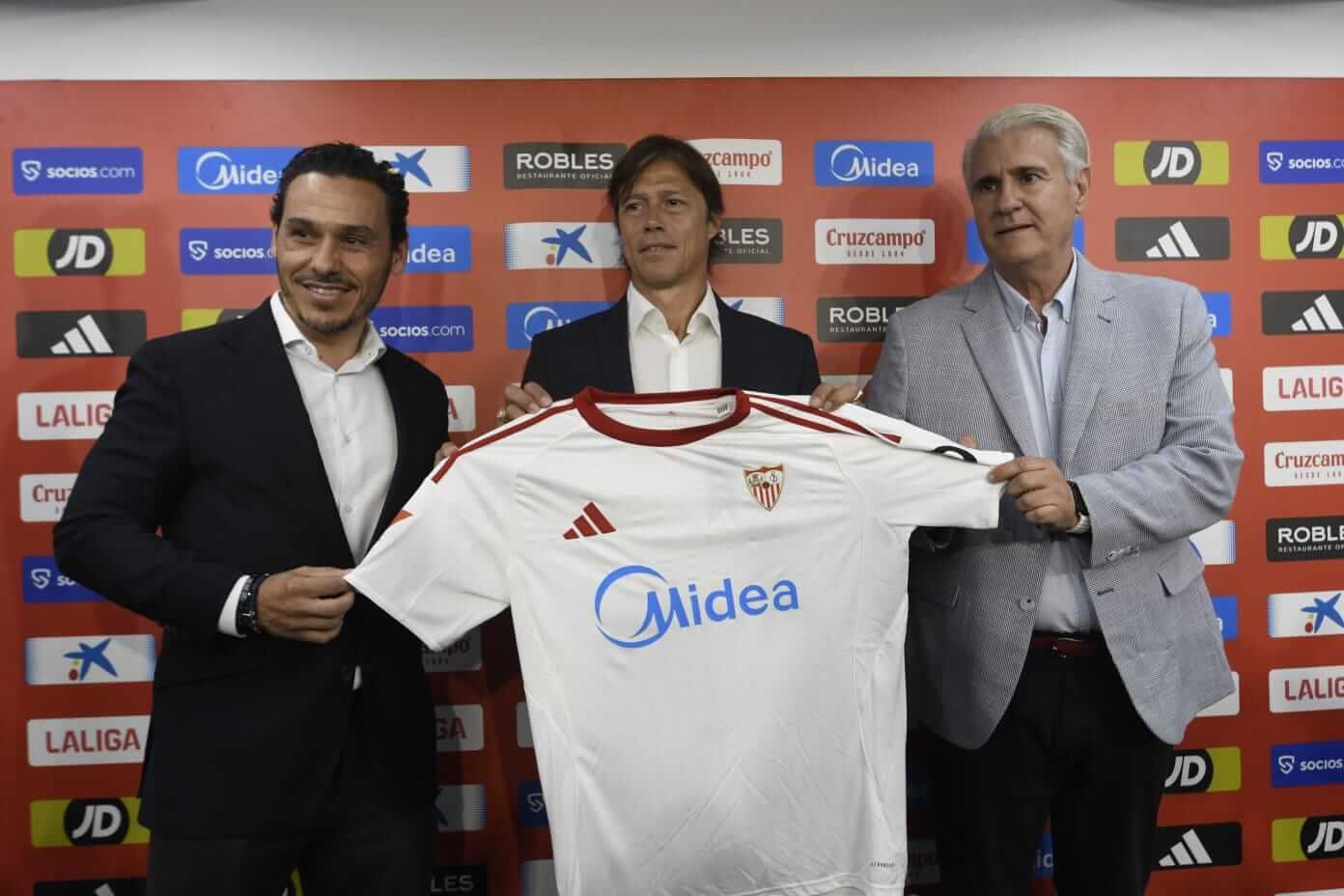  Matías Almeyda, en su presentación como sevillista.