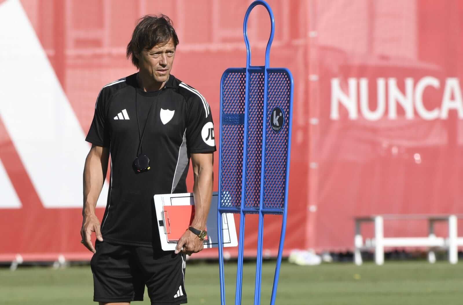  Matías Almeyda, dirigiendo el entrenamiento