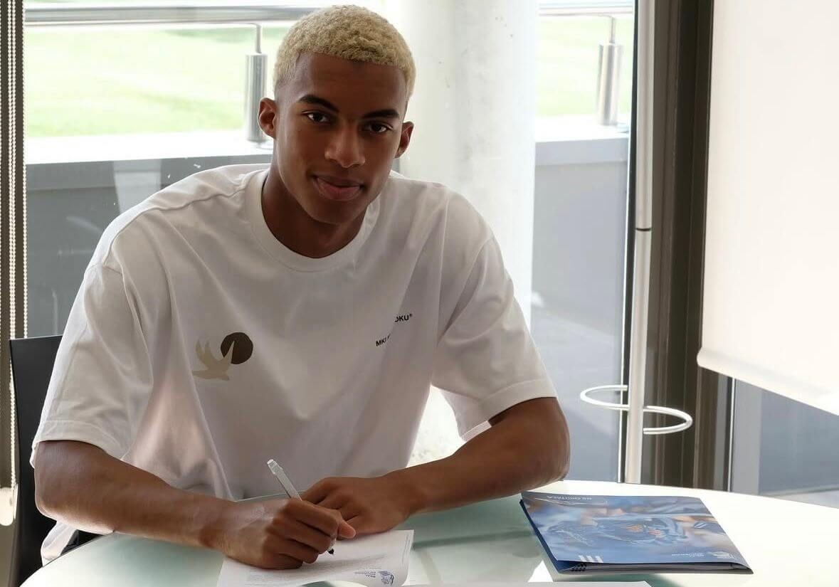  Zac Shuaib firma en Zubieta.