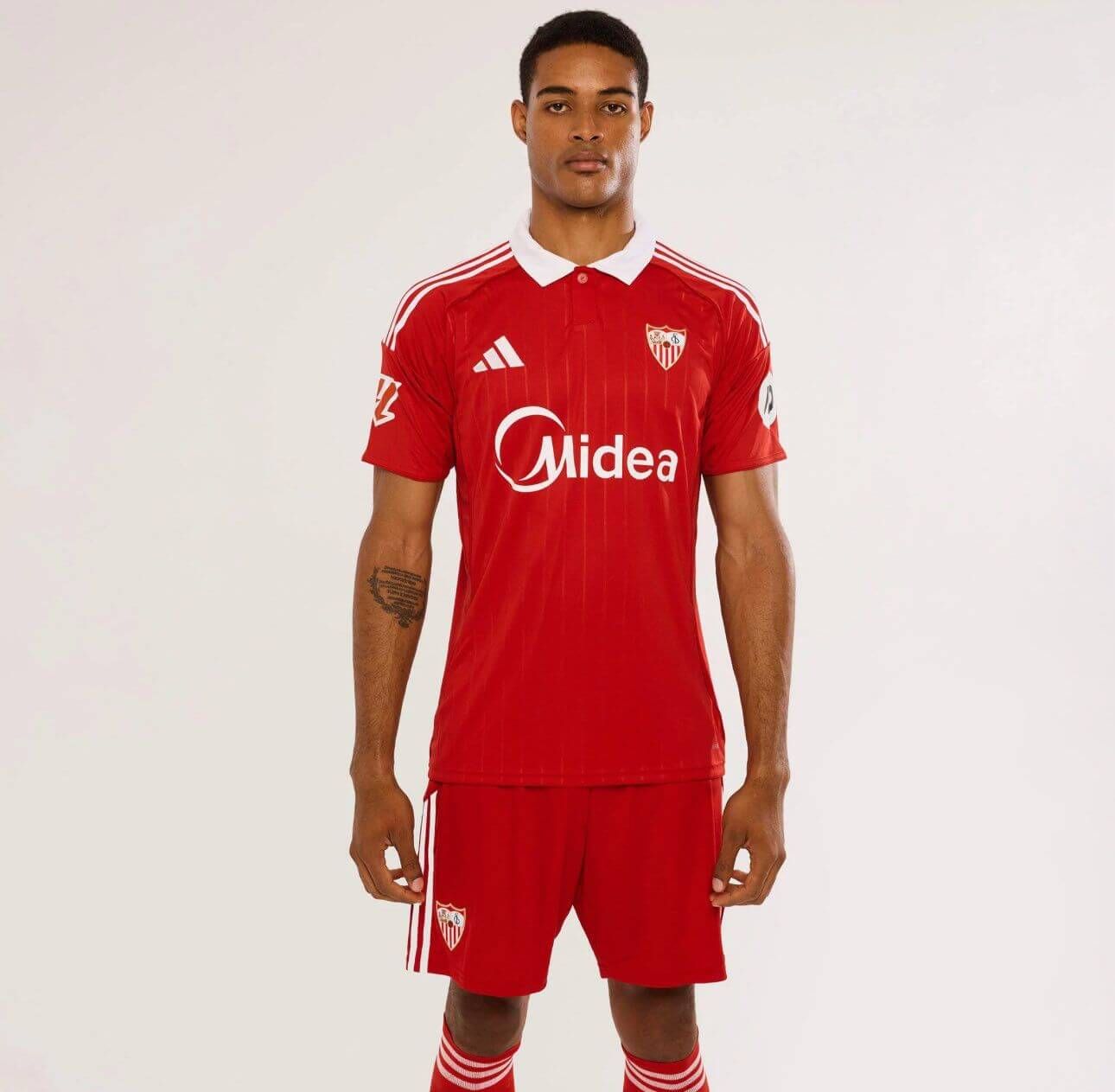 La nueva equipación roja del Sevilla FC.