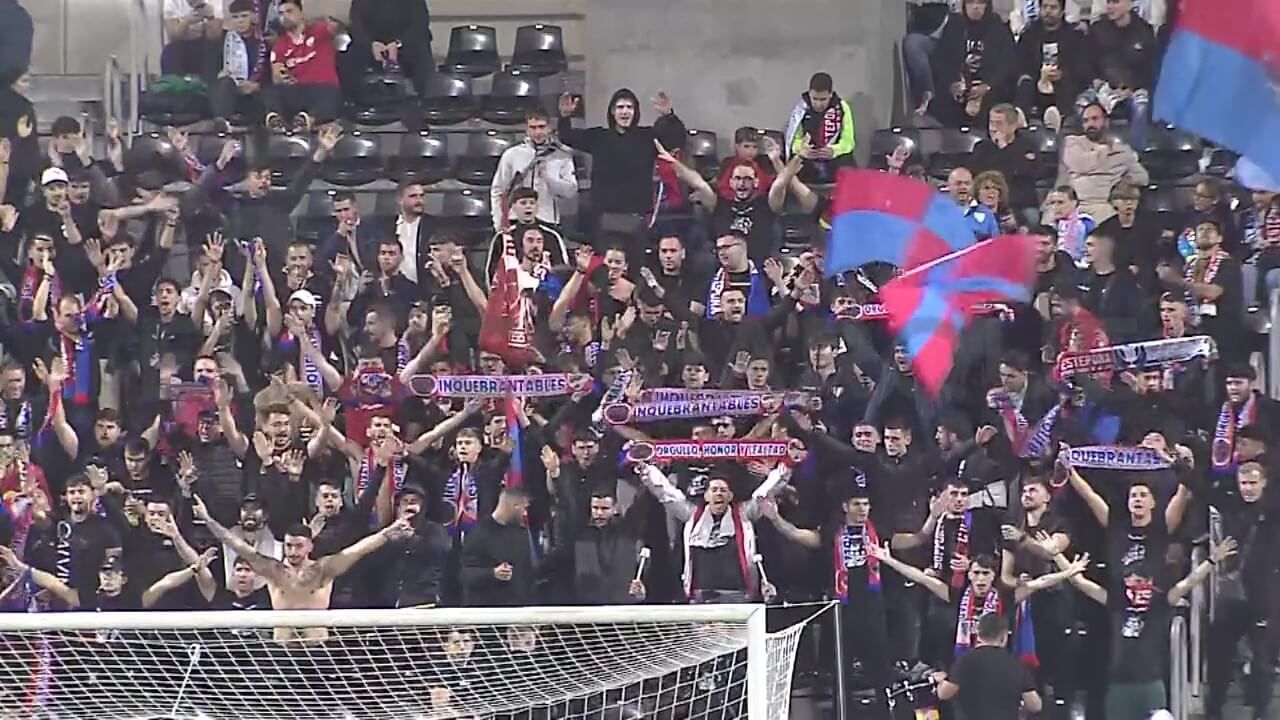 Aficionados del Estepona cantan "Málaga, Málaga".