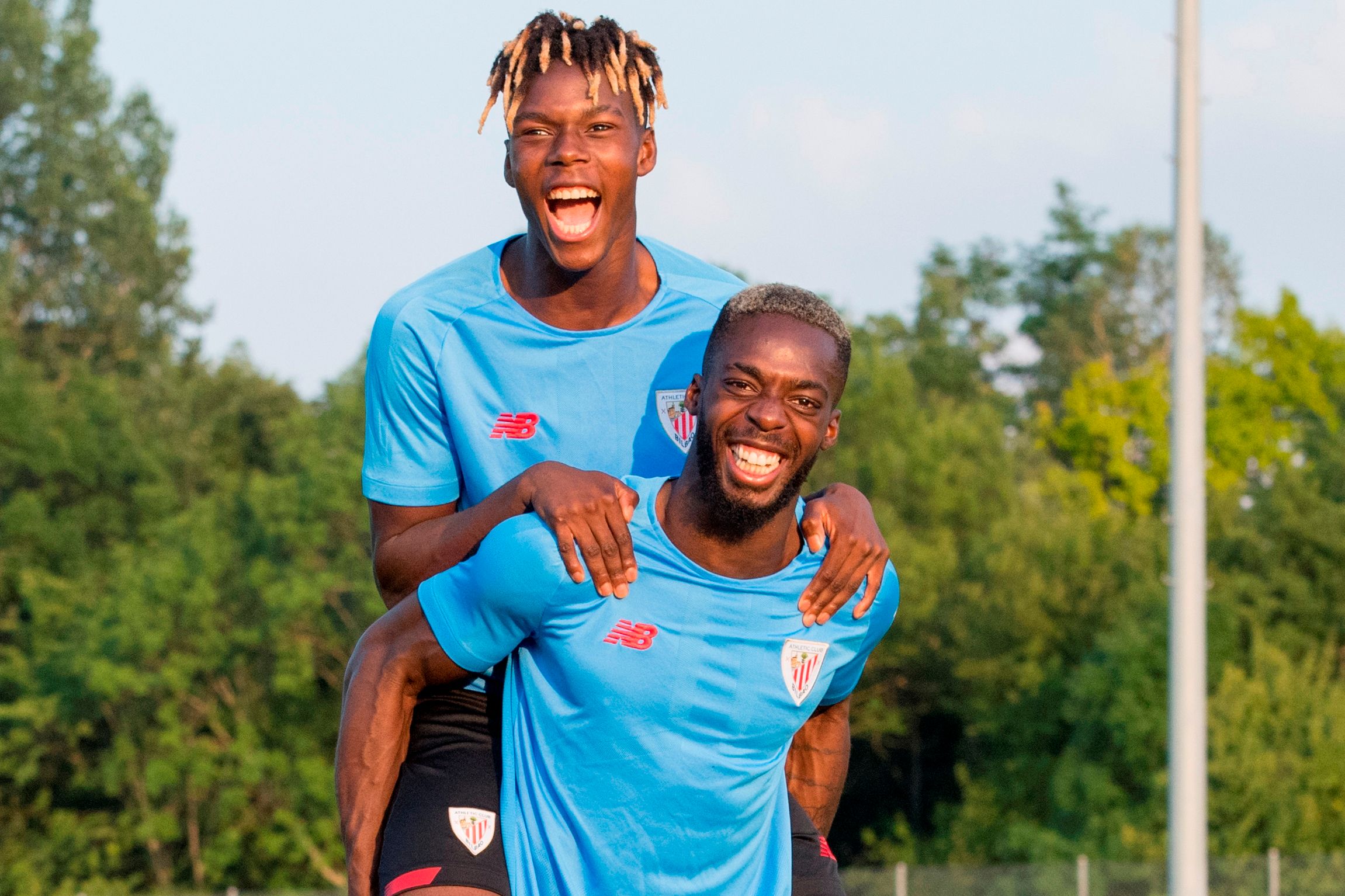  Iñaki Williams aúpa a su hermano pequeño Nico.