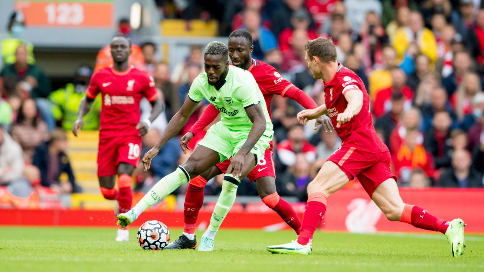  Iñaki Williams en plena acción ante el Liverpool en Anfield.