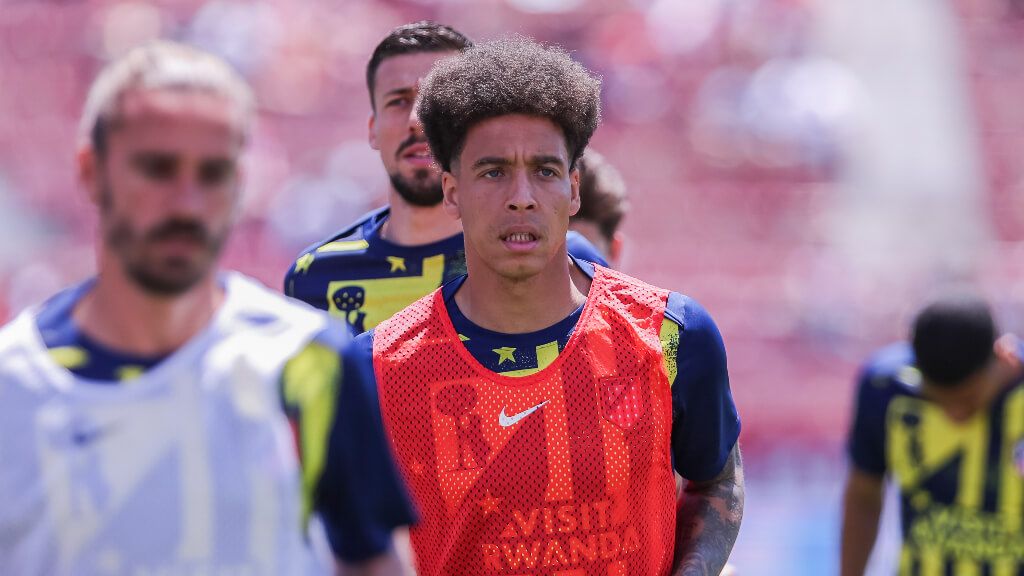 Witsel calentando antes del choque frente al Girona (Fuente: Europa Press)