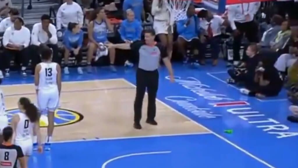  El árbitro deteniendo el partido de la WNBA por el lanzamiento de un consolador (Fuente: redes sociales)