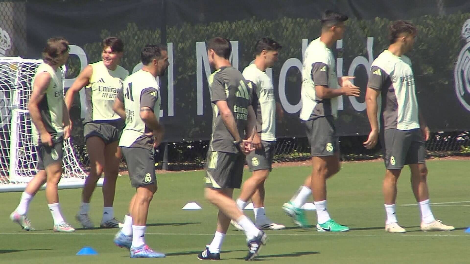 Xabi Alonso hablando con Carvajal en el entrenamiento (ElDesmarque)