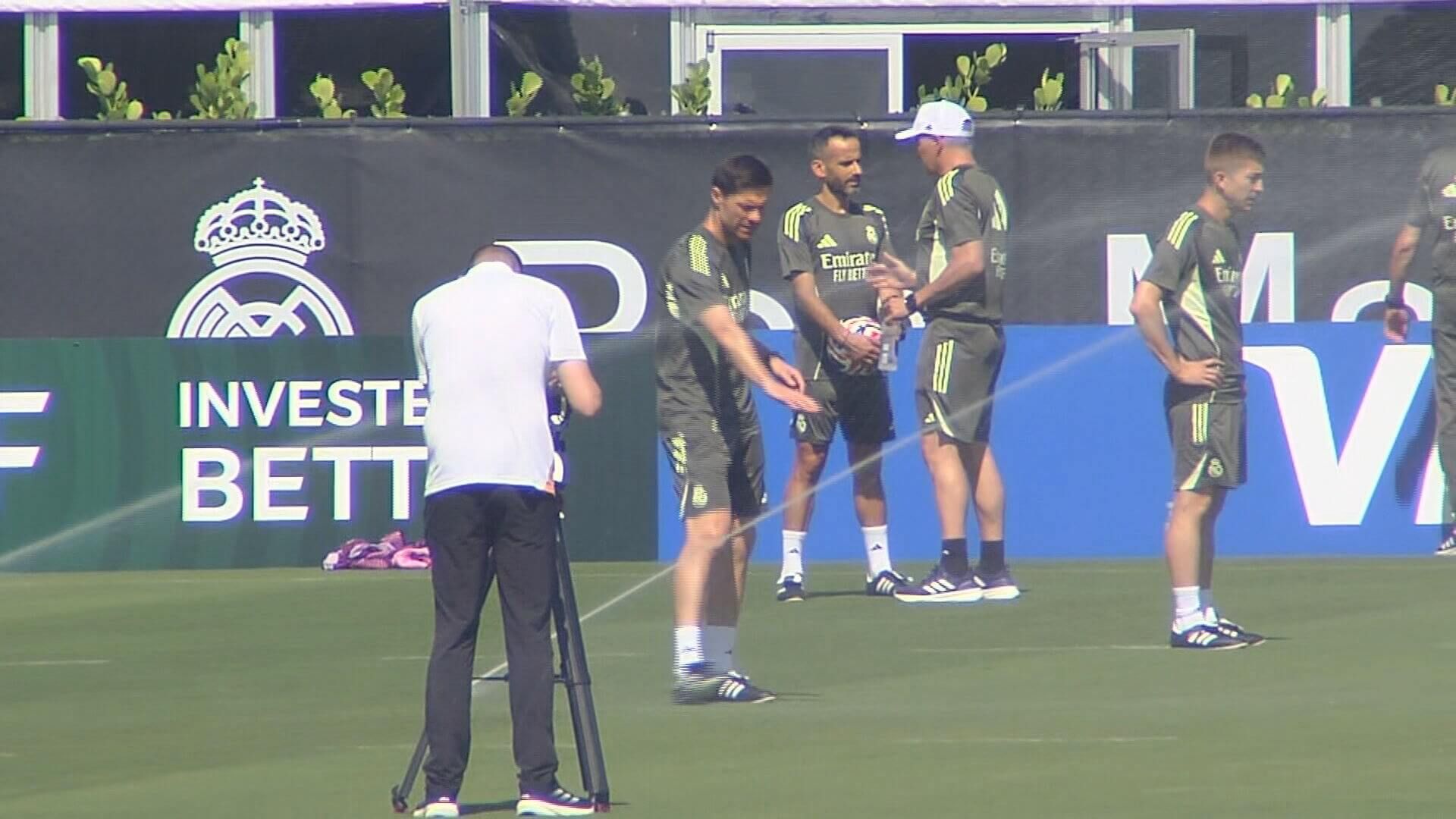 Xabi Alonso mojándose con un aspersor (ElDesmarque)