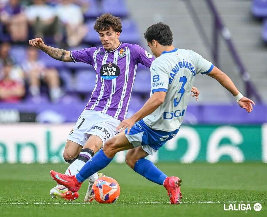 Xavi Moreno trata de encarar a Manu Sánchez.