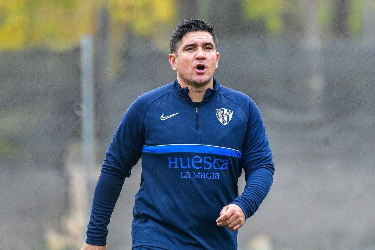 Xisco Muñoz dirige un entrenamiento del Huesca.