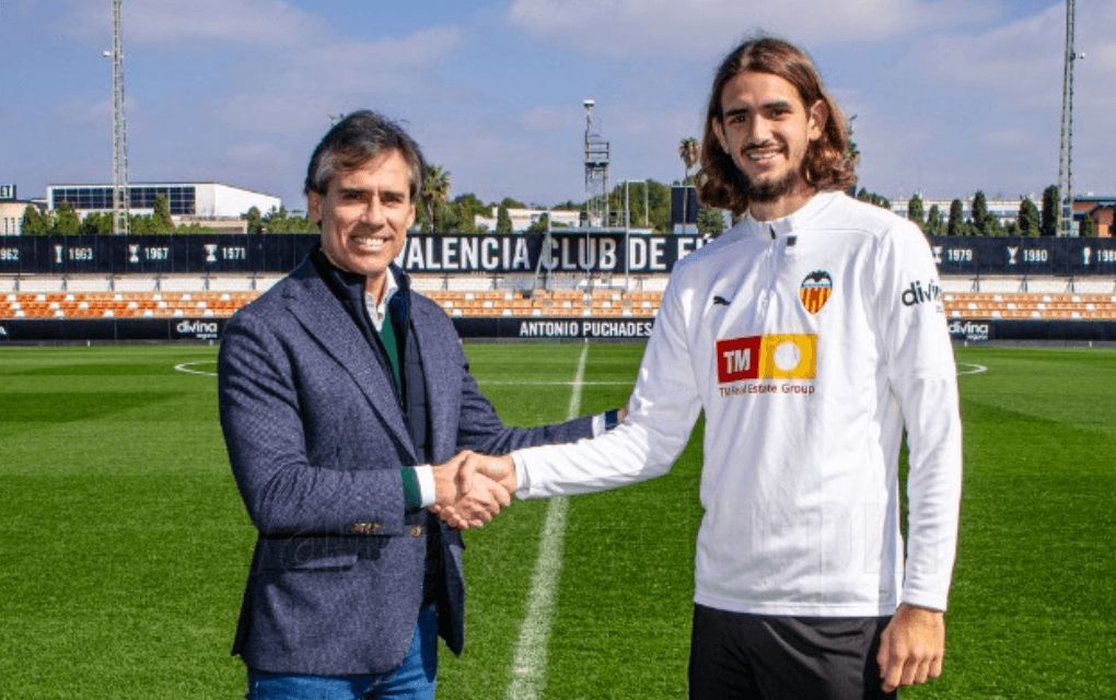  Yarek saluda a Corona