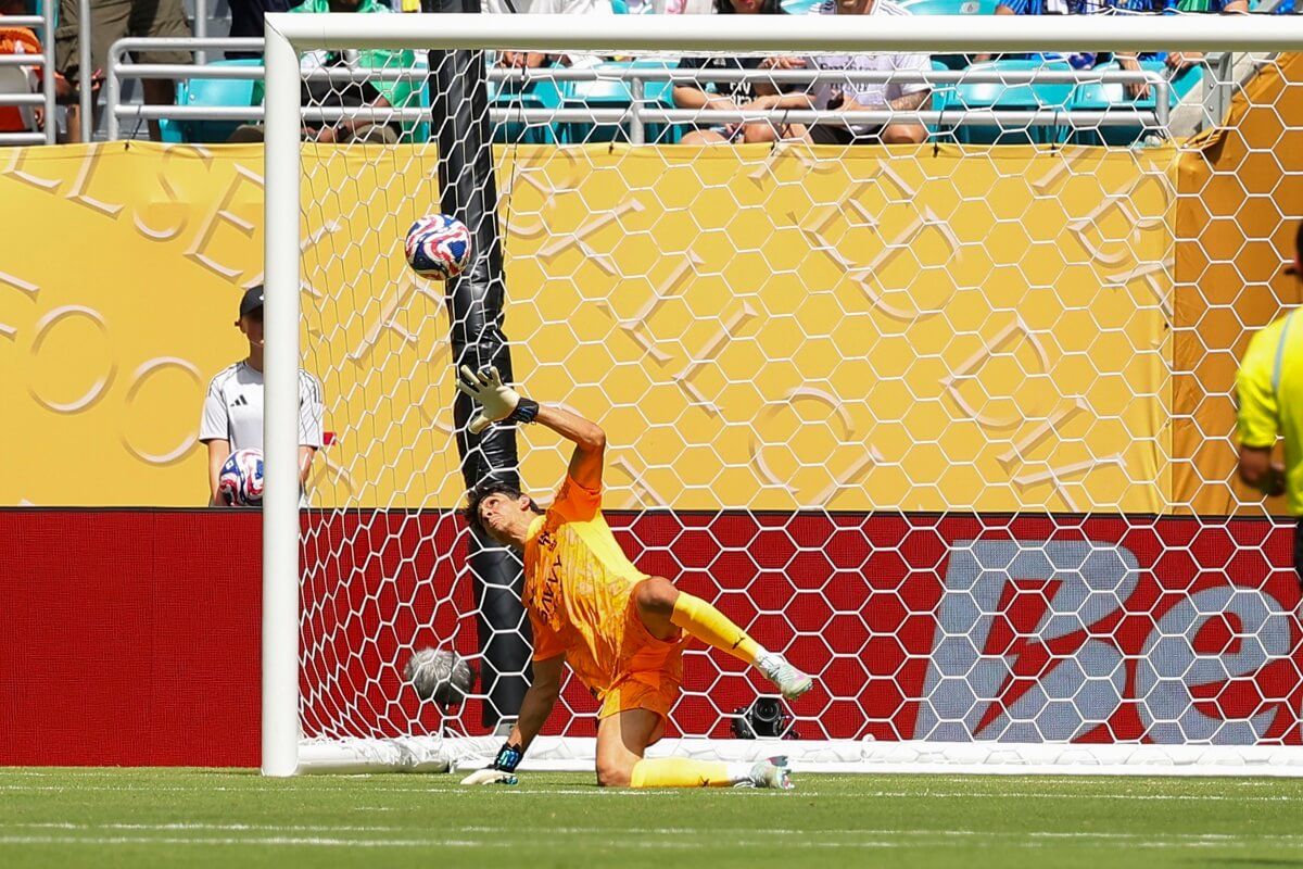  Yassine Bono encaja el gol de Gonzalo en el Real Madrid-Al Hilal.