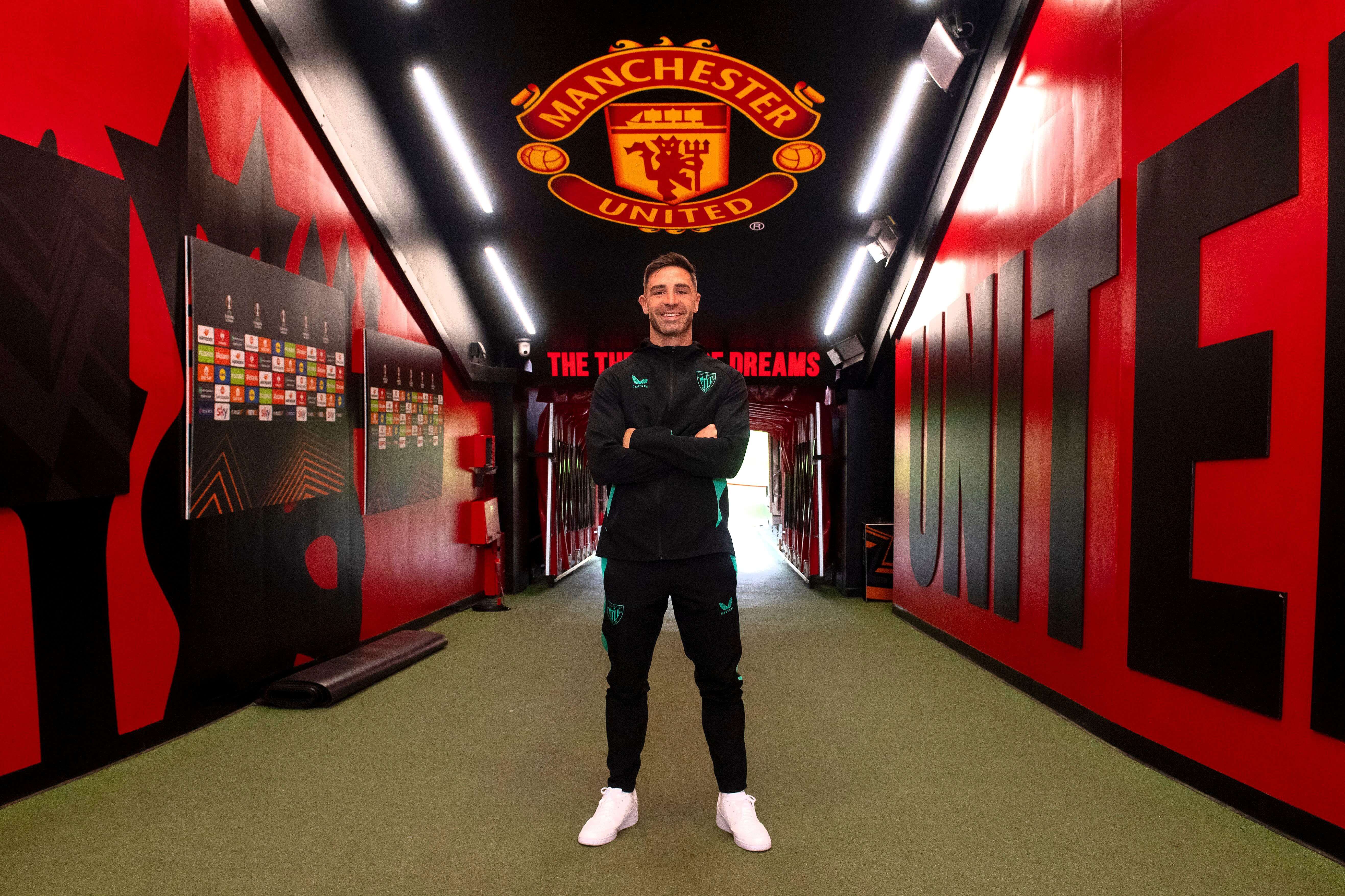  Yeray posa en Old Trafford, campo del Manchester United.