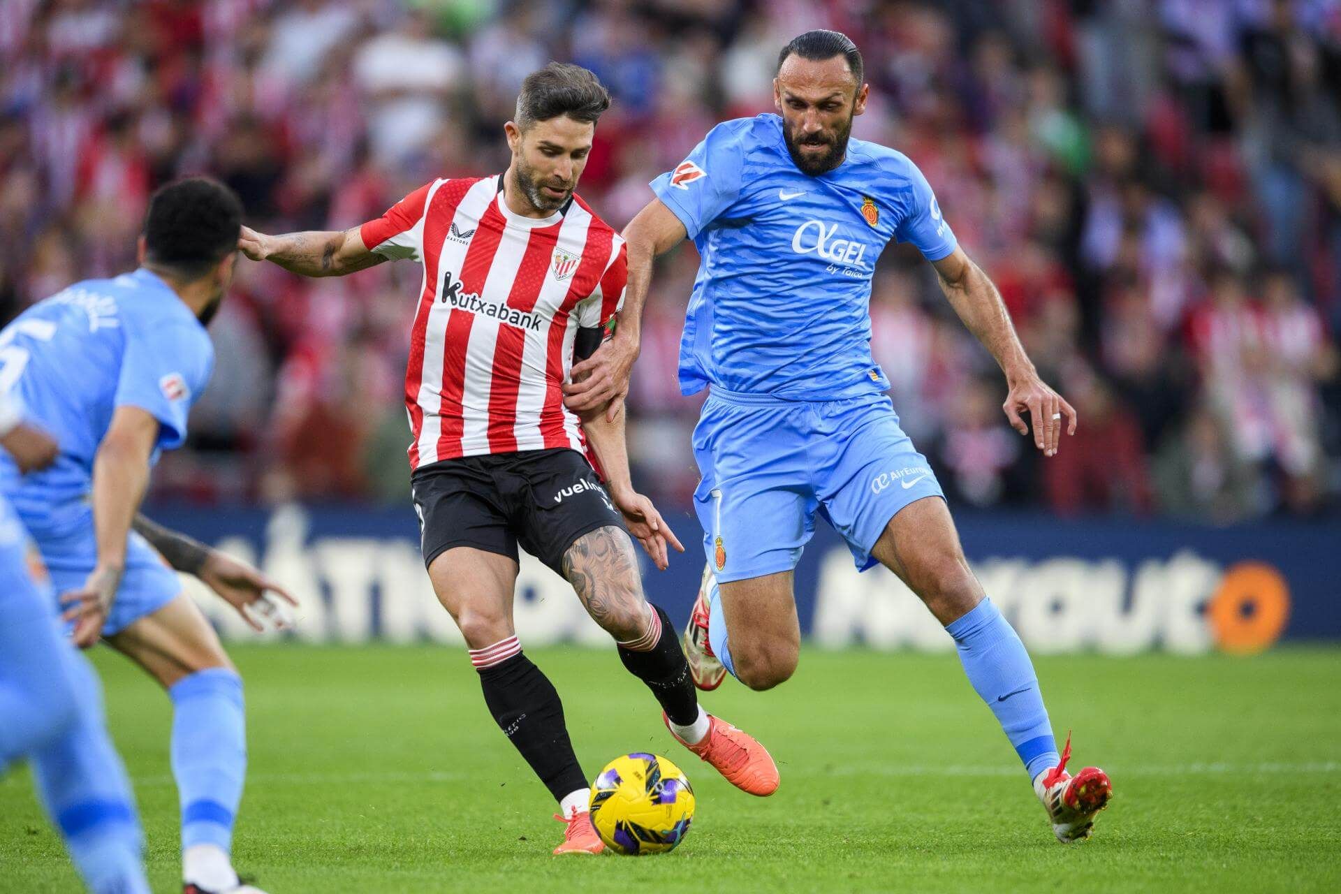  Yeary y Muriqi, en San Mamés, en una acción del partido empatado ante el RCD Mallorca.