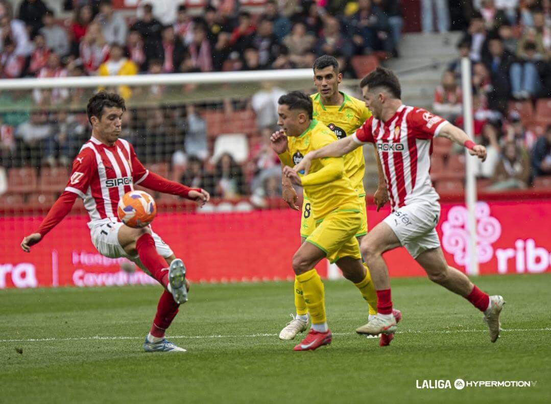 Yeremay Hernández busca llevarse un balón en el Sporting-Deportivo.