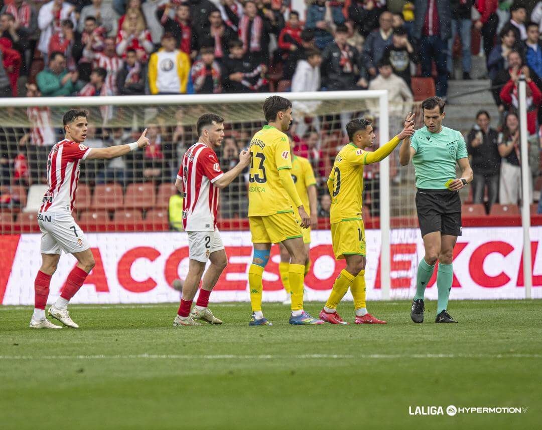  Yeremay Hernández protesta una acción en el Sporting-Deportivo.