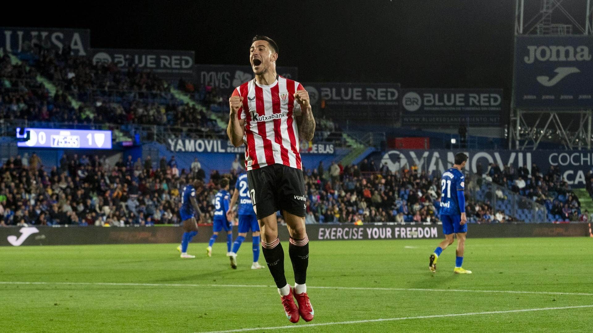  Yuri Berchiche celebra la Champions ante el Getafe en el Coliseum.