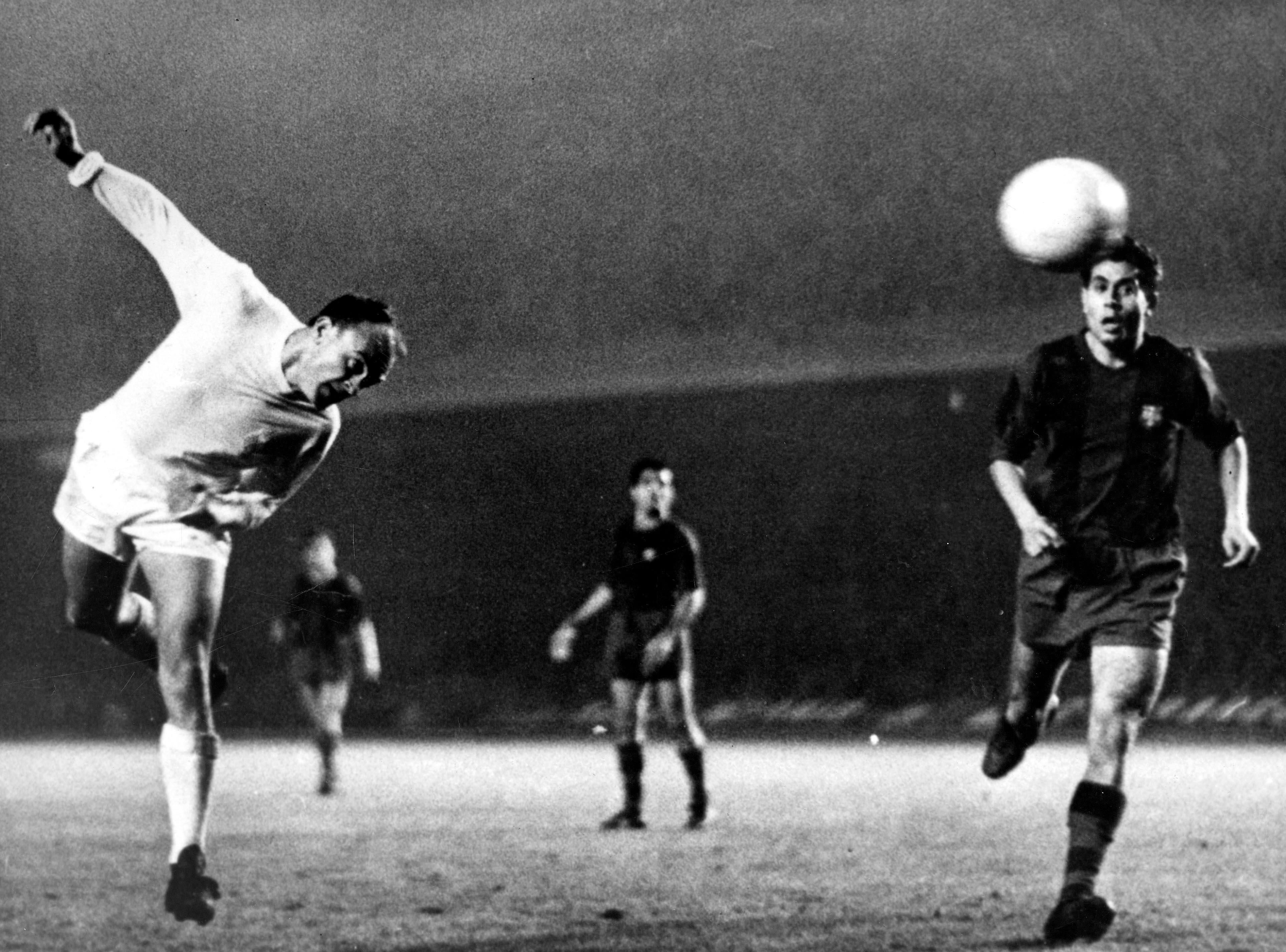 Alfredo Di Stefano, rematando un balón en un partido contra el Barça en 1960 (Cordon Press)