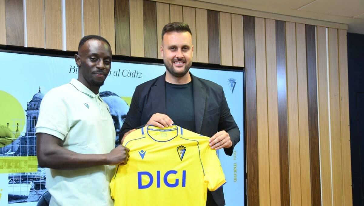 Yussi Diarra, presentado con el Cádiz de la mano de Juan Cala (FOTO: Cádiz CF).