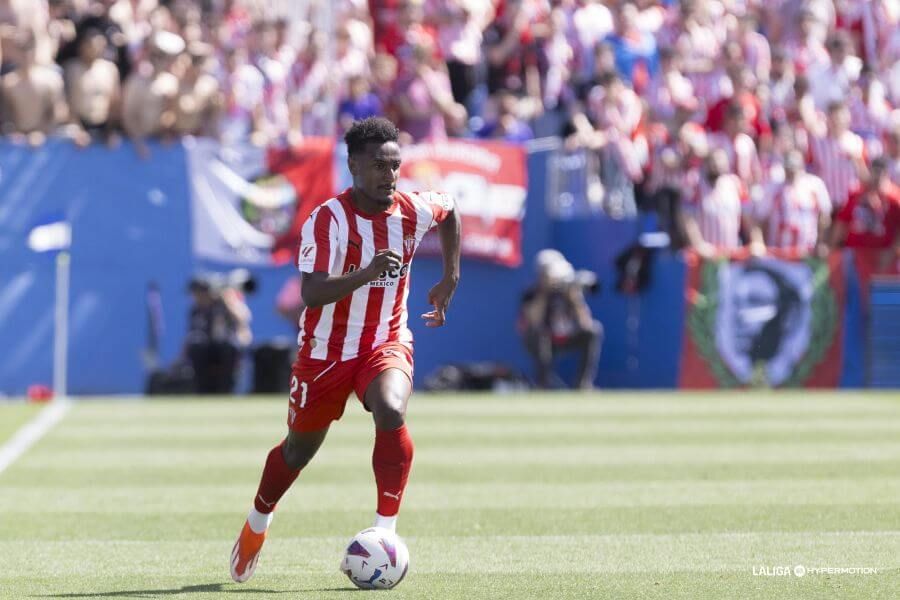 Hassan conduce el esférico.