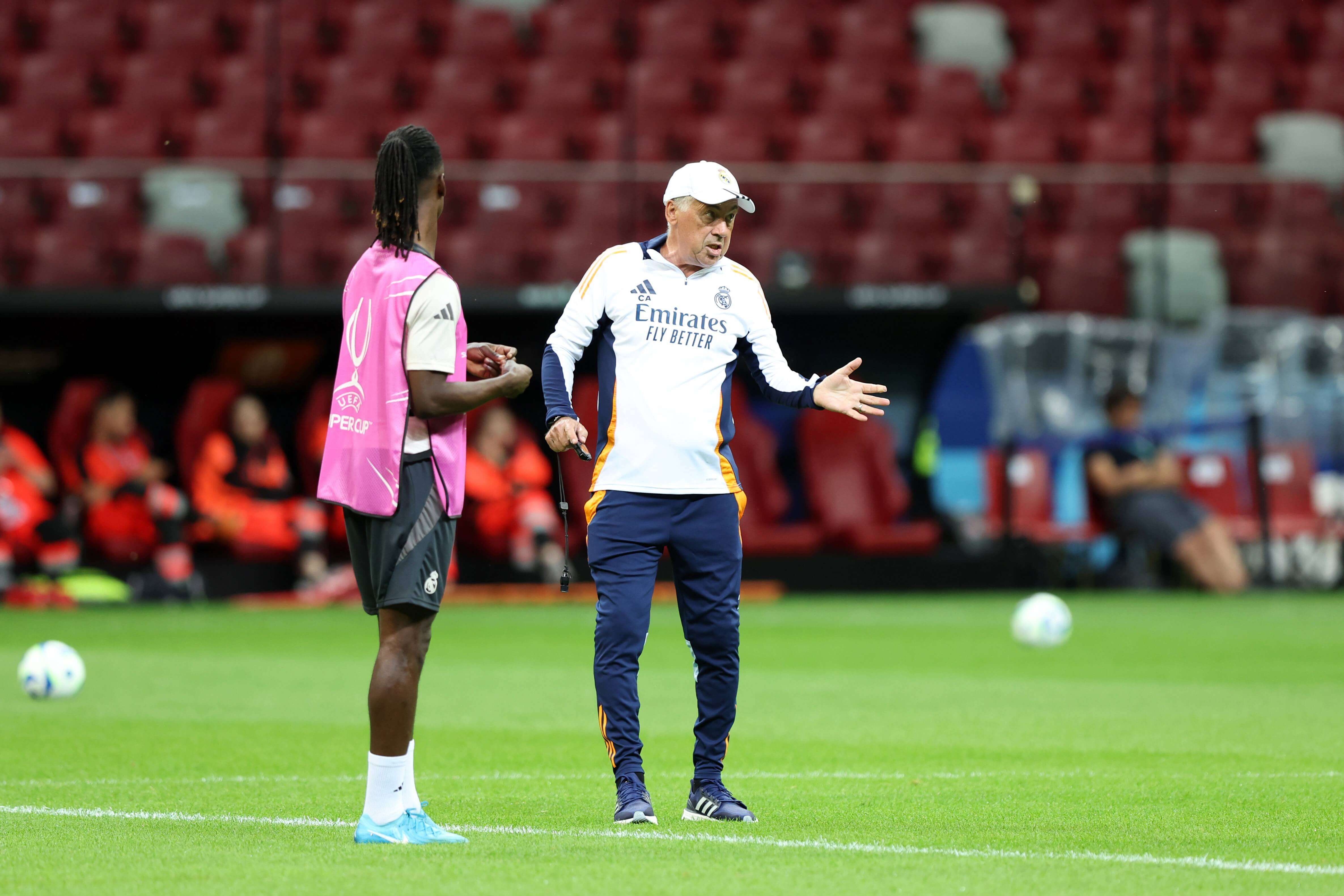  Carlo Ancelotti dando instrucciones a Eduardo Camavinga.