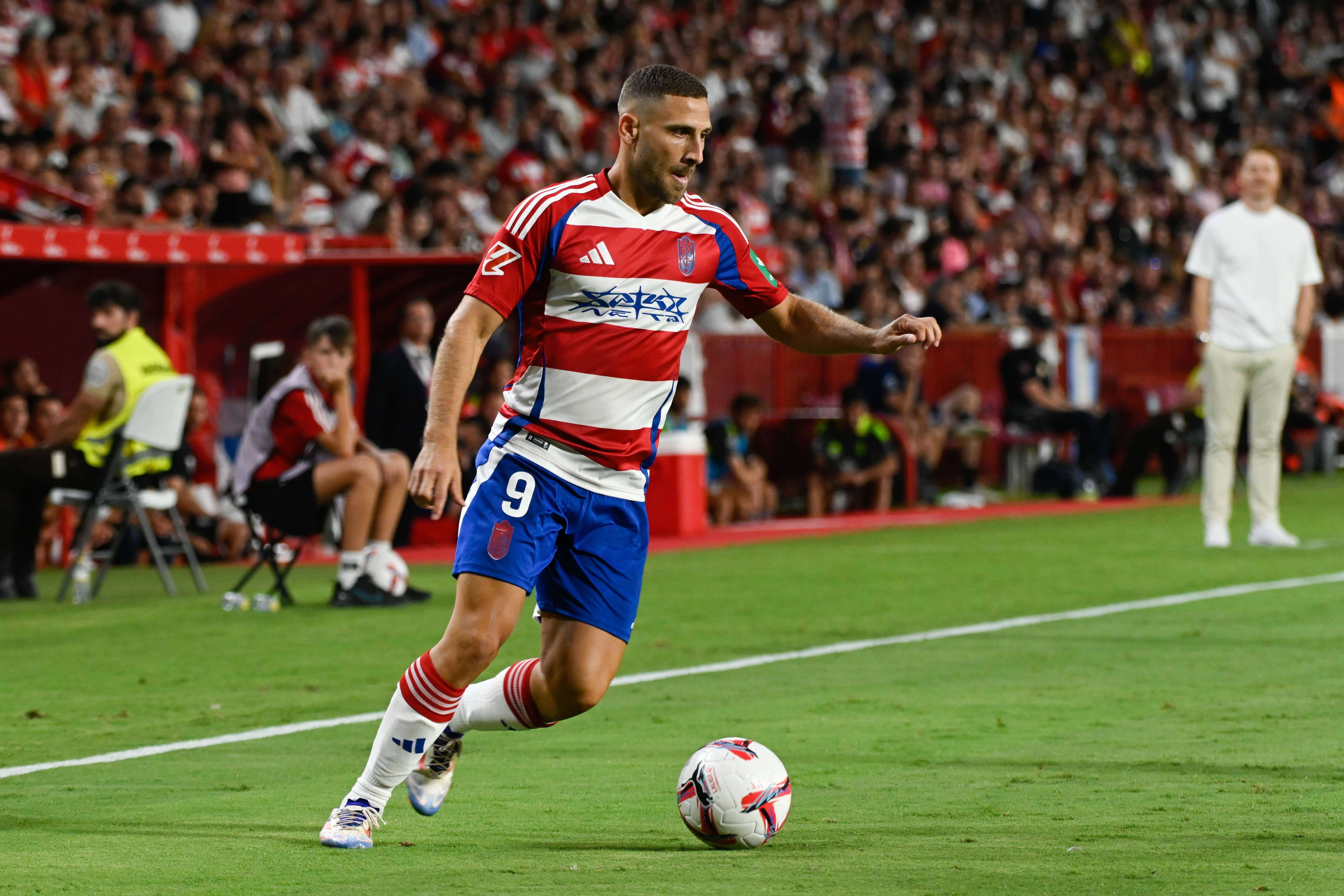  Shon Weissman, en un partido del Granada (FOTO: Cordón Press).