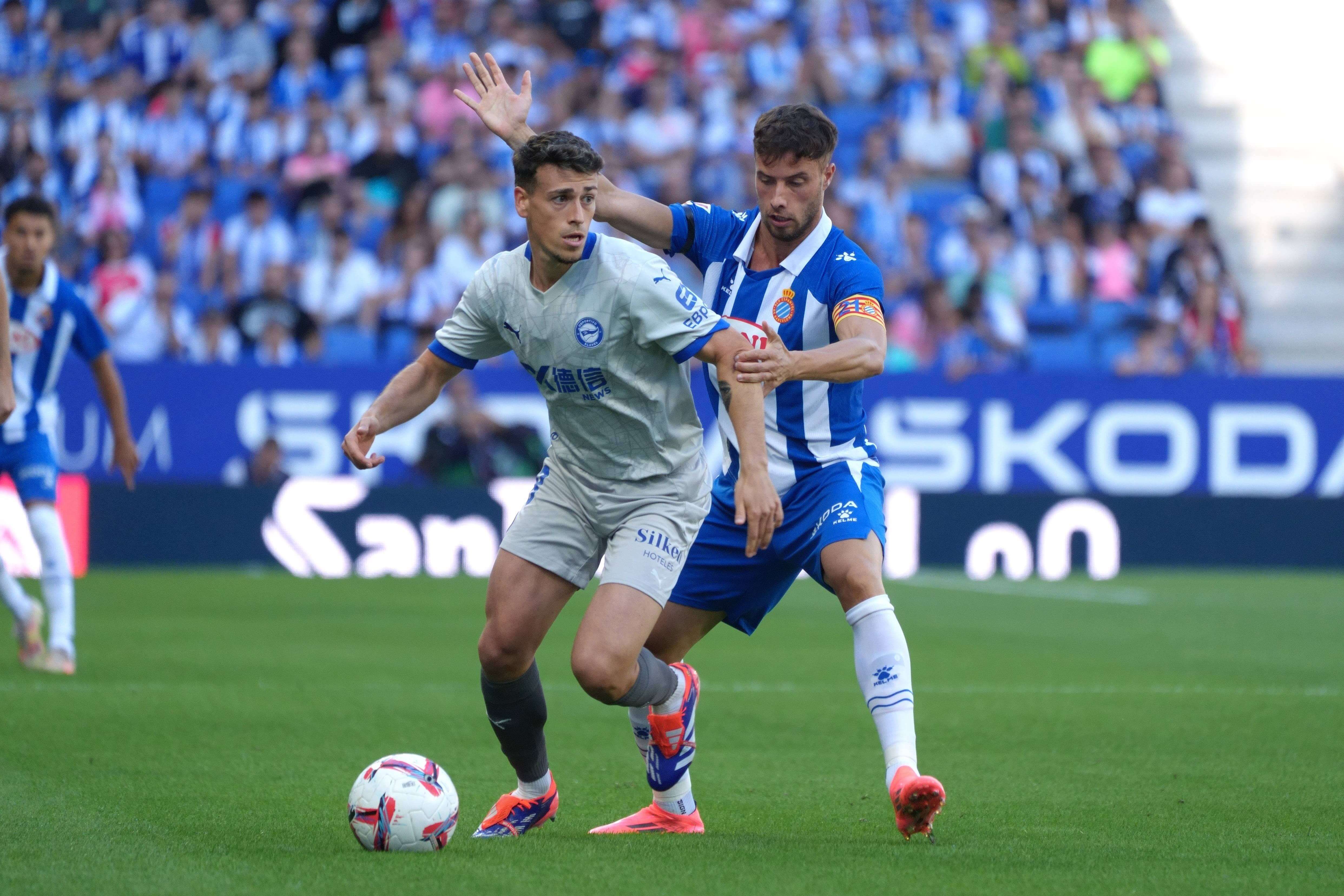 Antonio Blanco y Javi Puado peleando un balón en el Espanyol-Alavés (Foto: Cordon Press).
