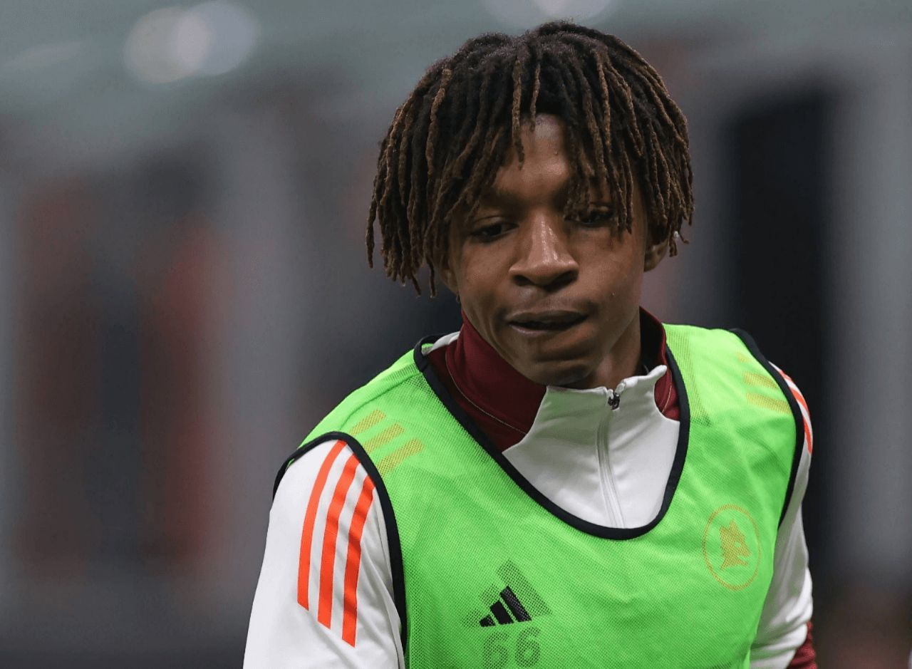  Buba Sangare antes de un encuentro con la AS Roma.