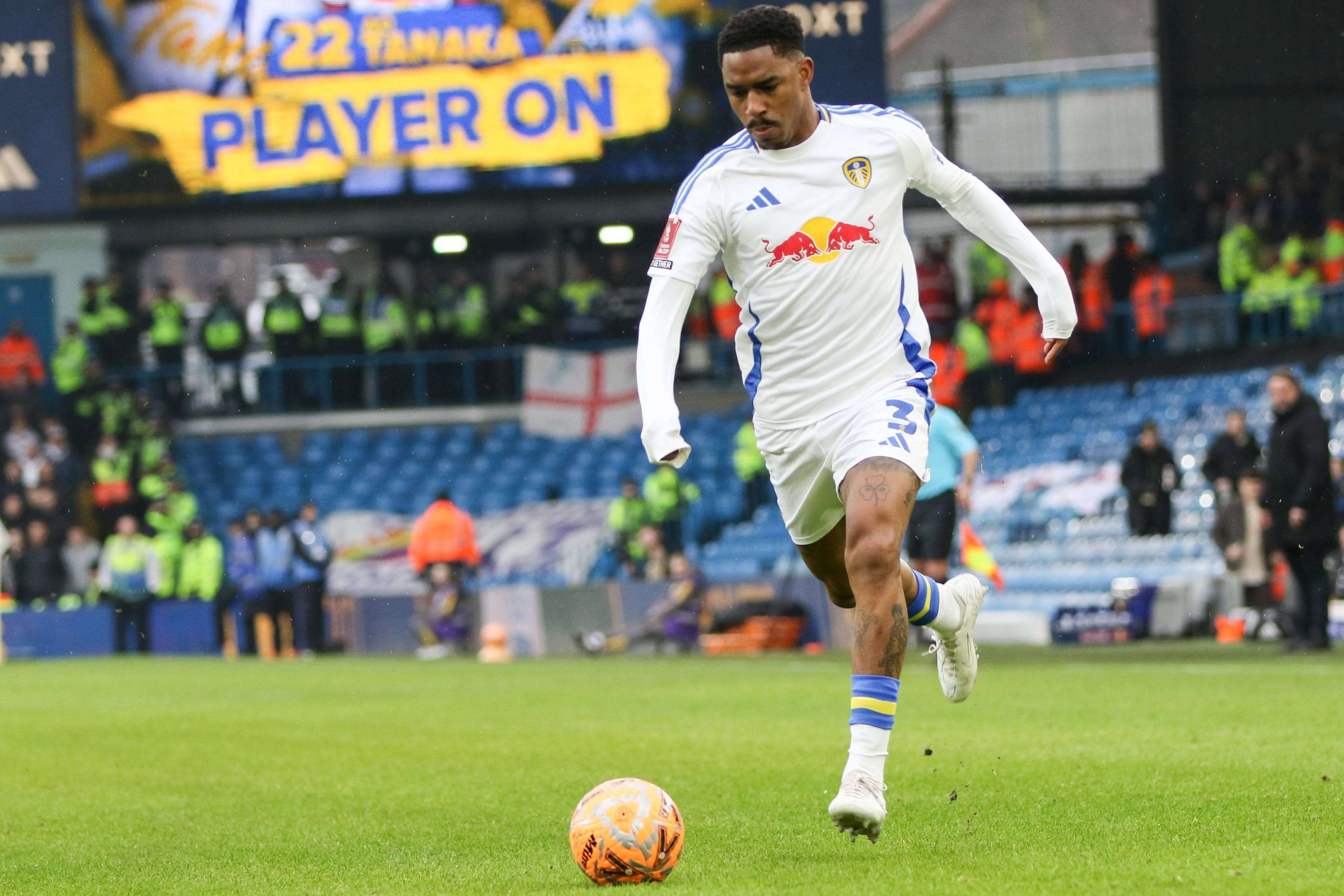  Junior Firpo, durante un encuentro con el Leeds.