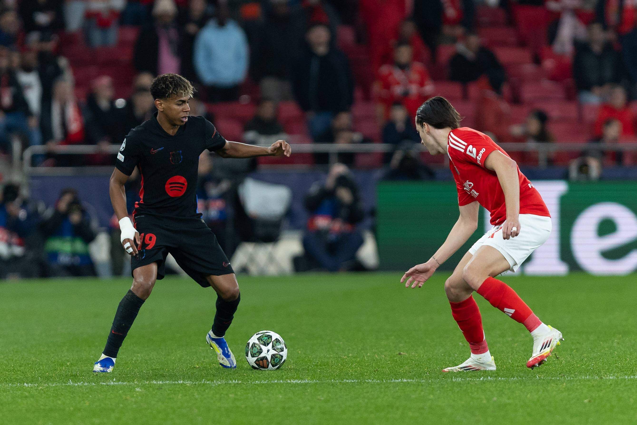  Enfrentamiento entre Lamine Yamal y Álvaro Carreras (Cordon Press)