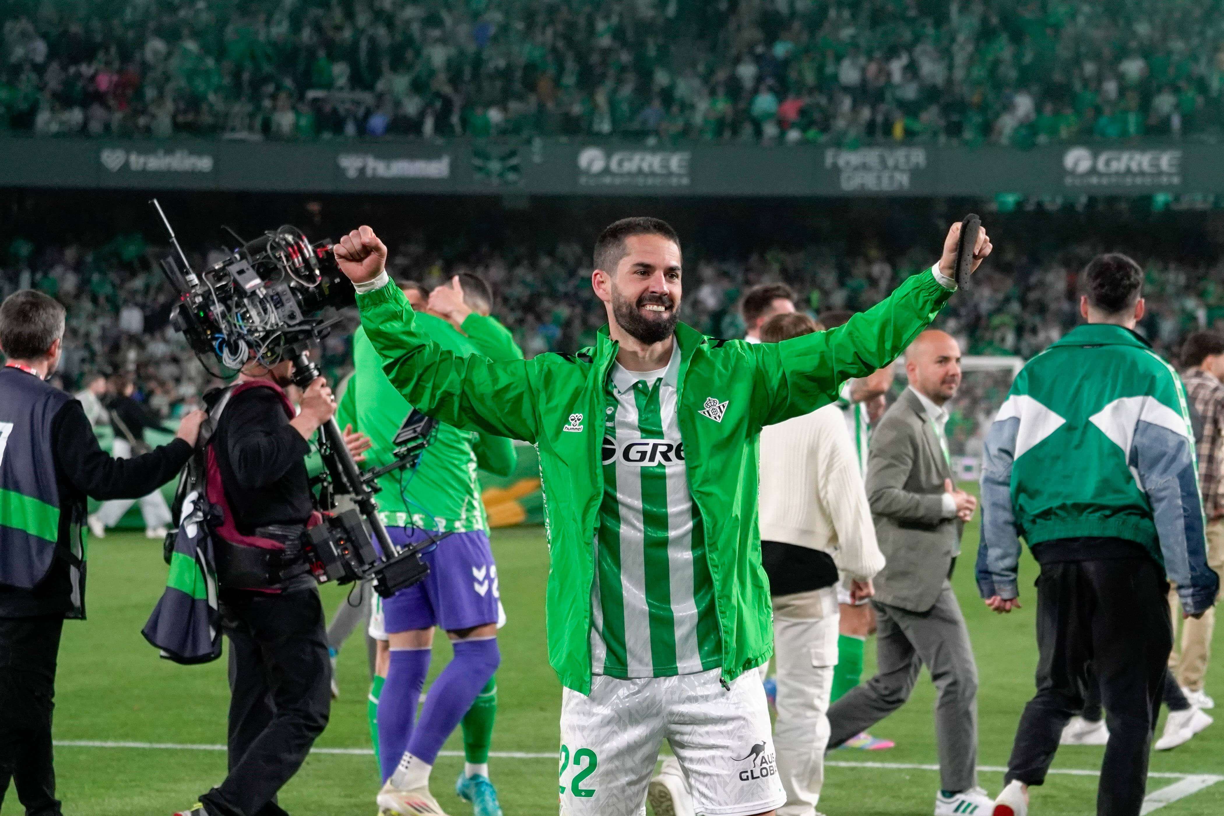  Isco Alarcón celebra el derbi en el Villamarín.