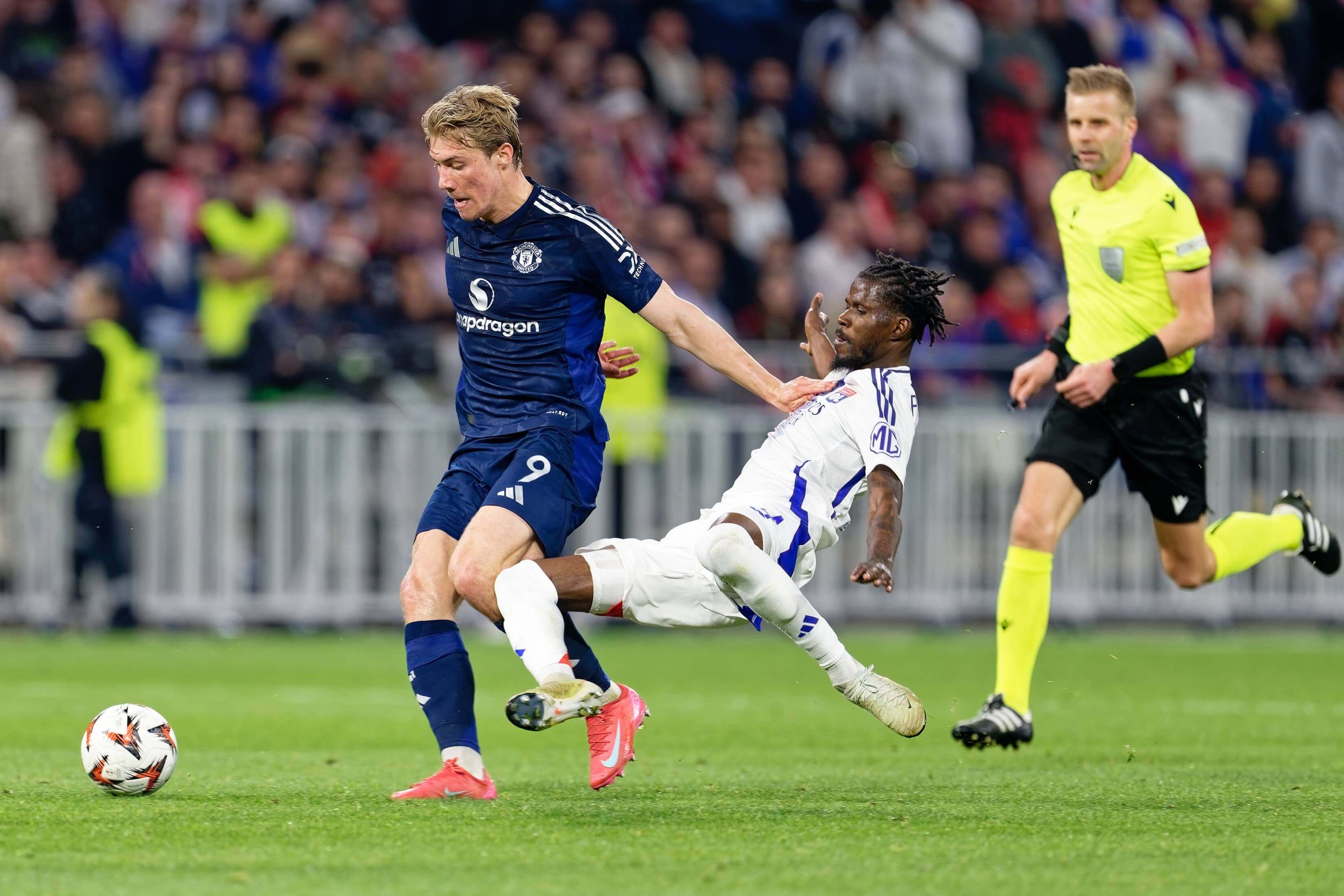 Paul Akouokou ante el Manchester United. (Foto: Cordon Press)