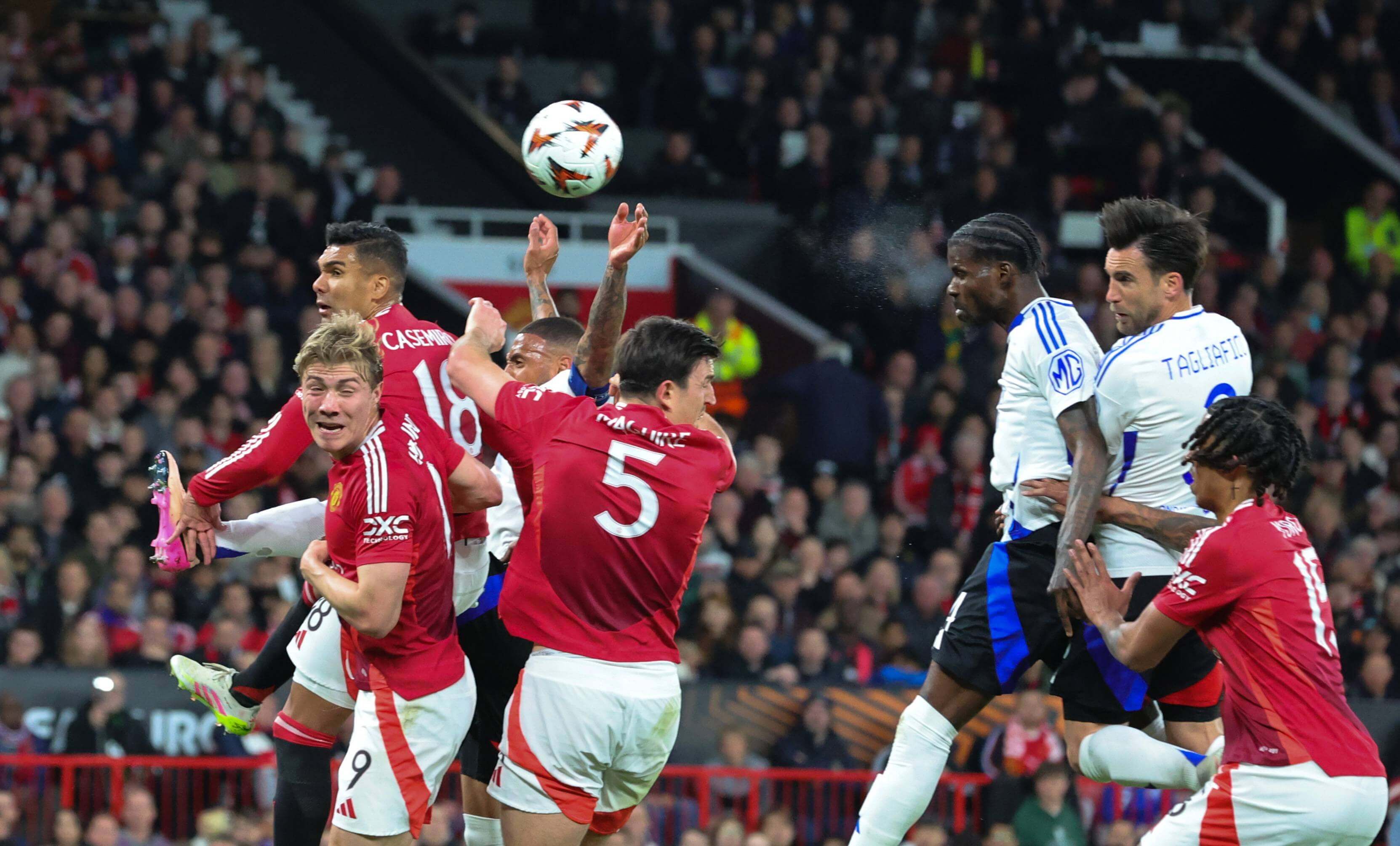 Paul Akouokou ante el Manchester United. (Foto: Cordon Press)