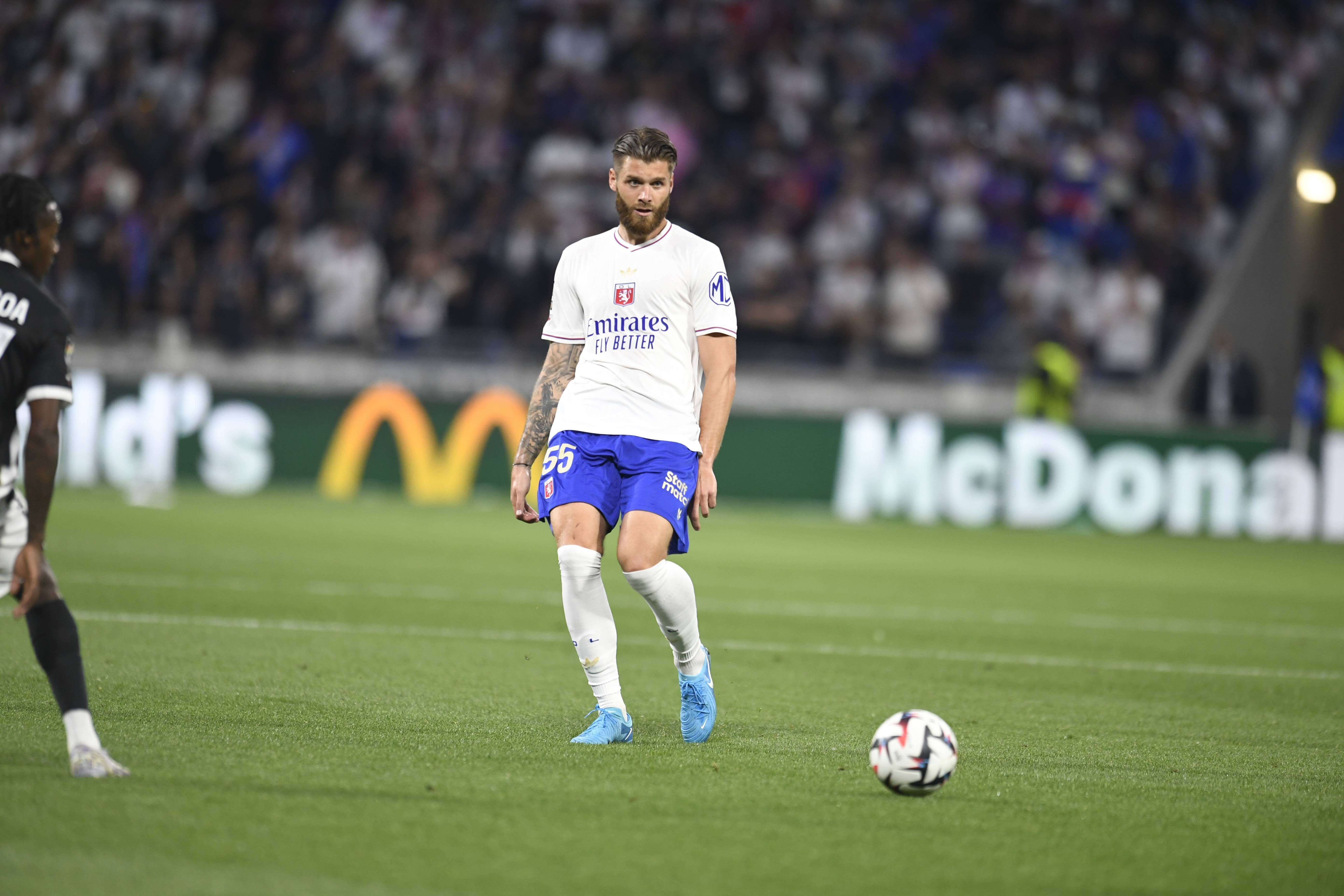 Duje Caleta-Car, en un partido del Olympique de Lyon (FOTO: Cordón Press).