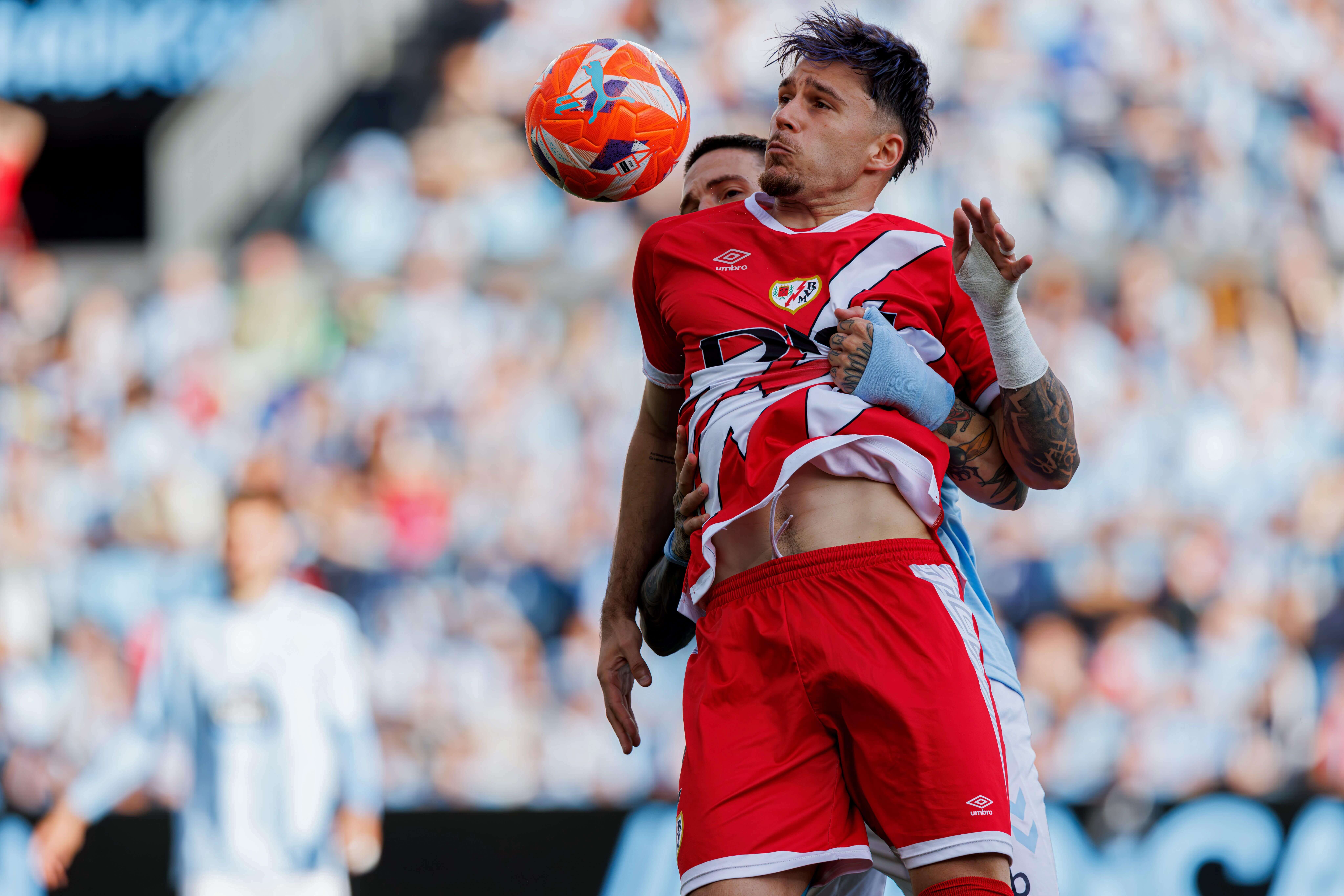  Andriu Ratiu, en un partido con el Rayo.