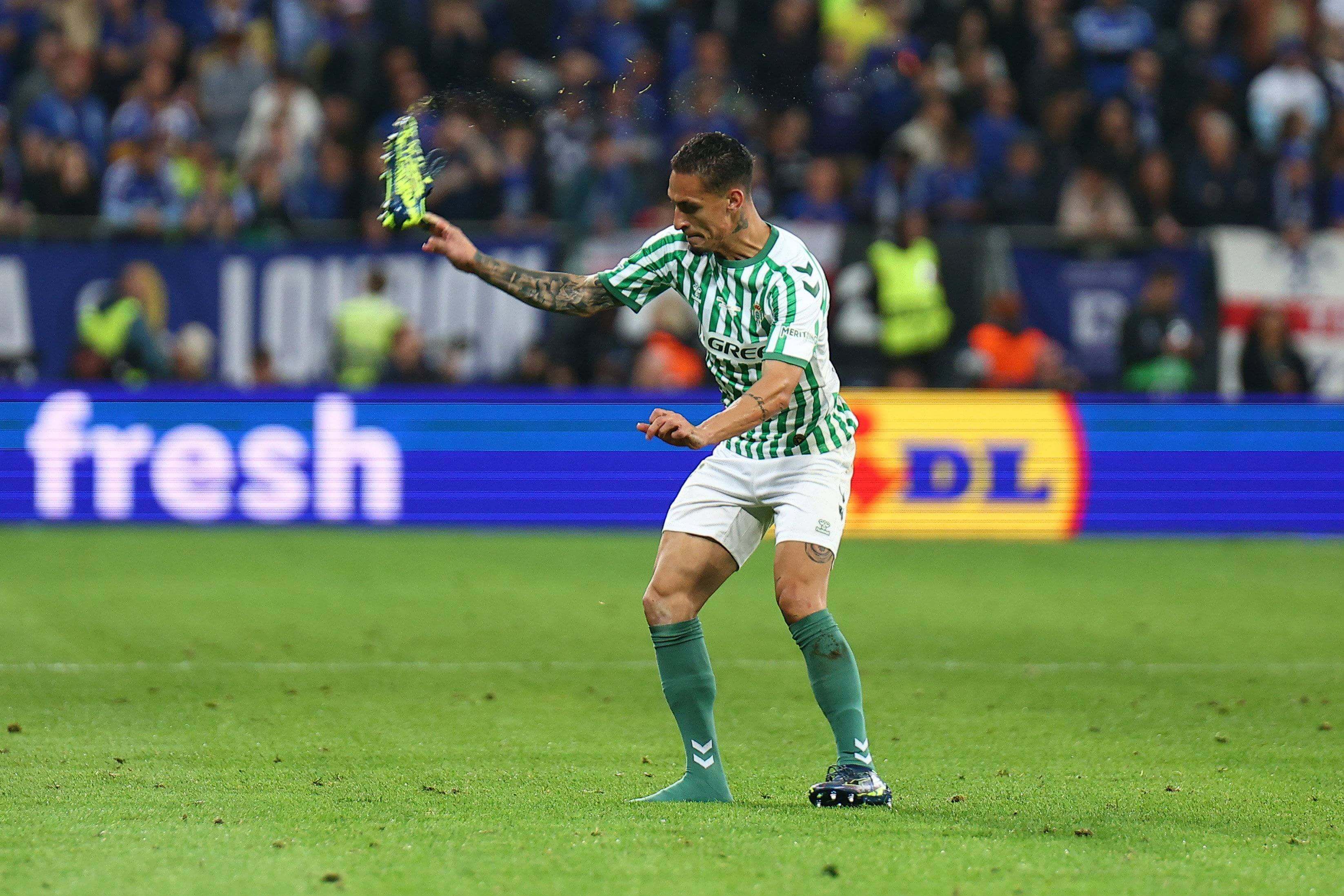 Antony se enfadó tras el pitido final y tiró las botas (Foto: Cordon Press)