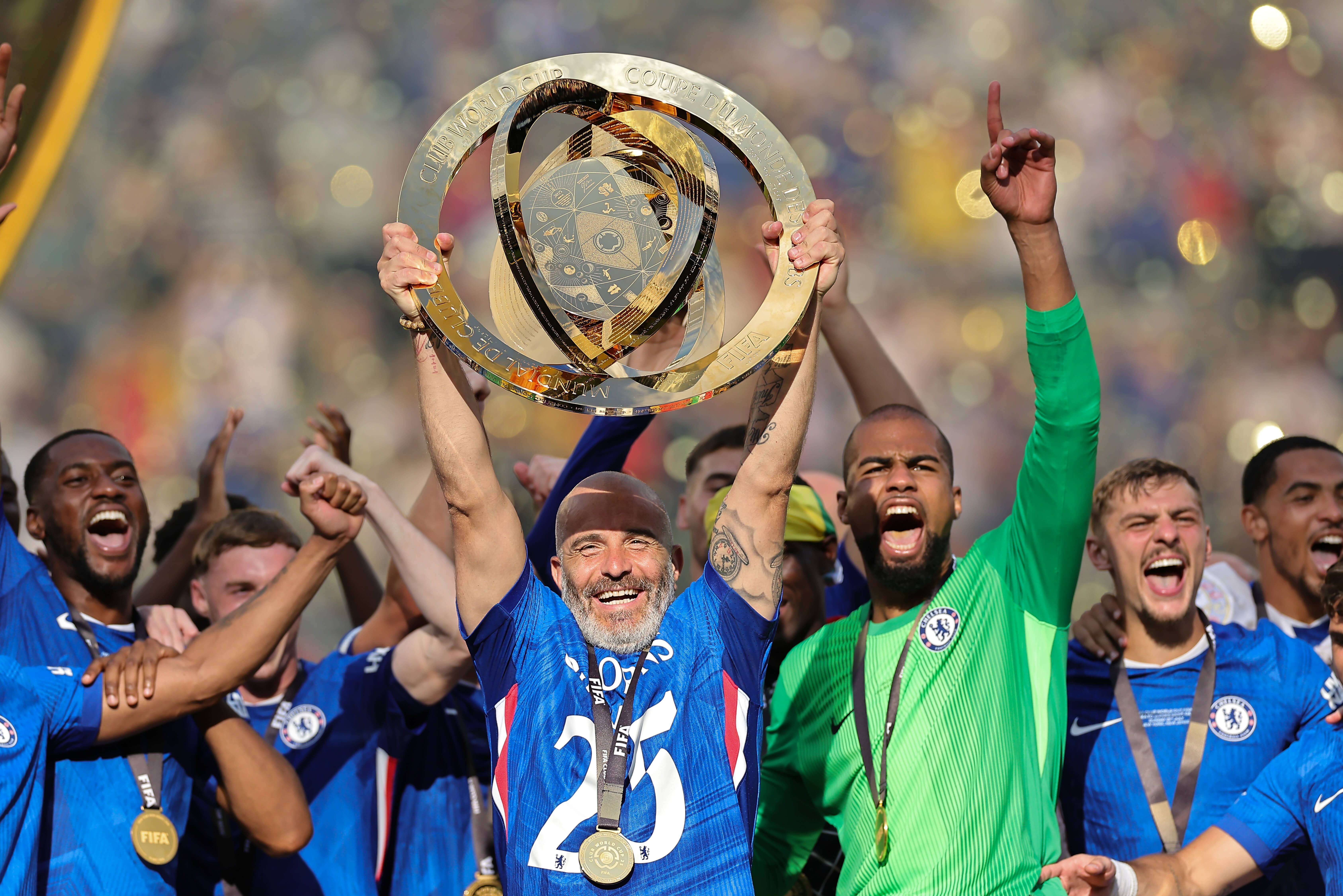 Enzo Maresca con el trofeo de campeón del Mundial de Clubes (Cordon Press)