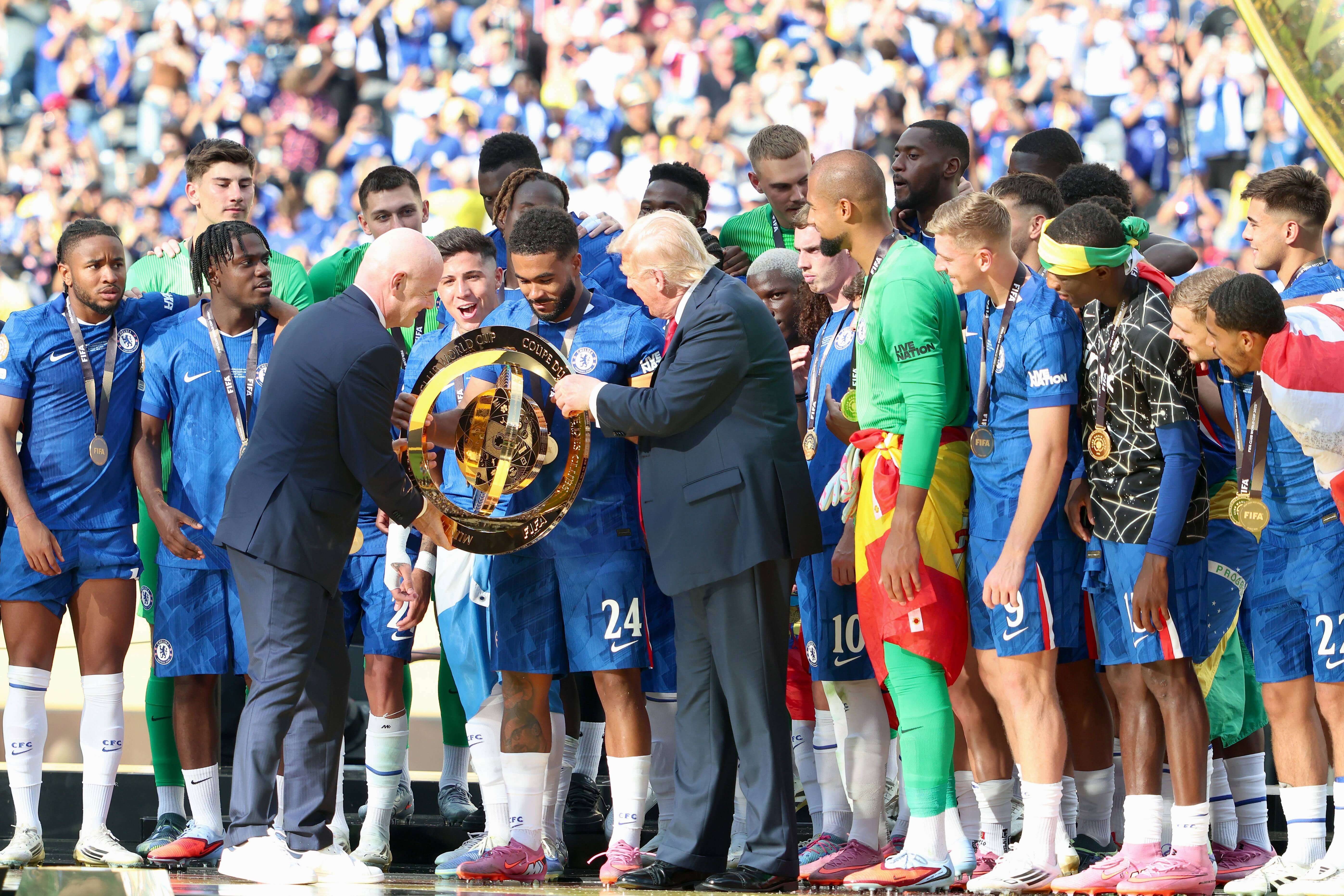  Trump entregando el título del Mundial de Clubes al Chelsea (Cordon Press)