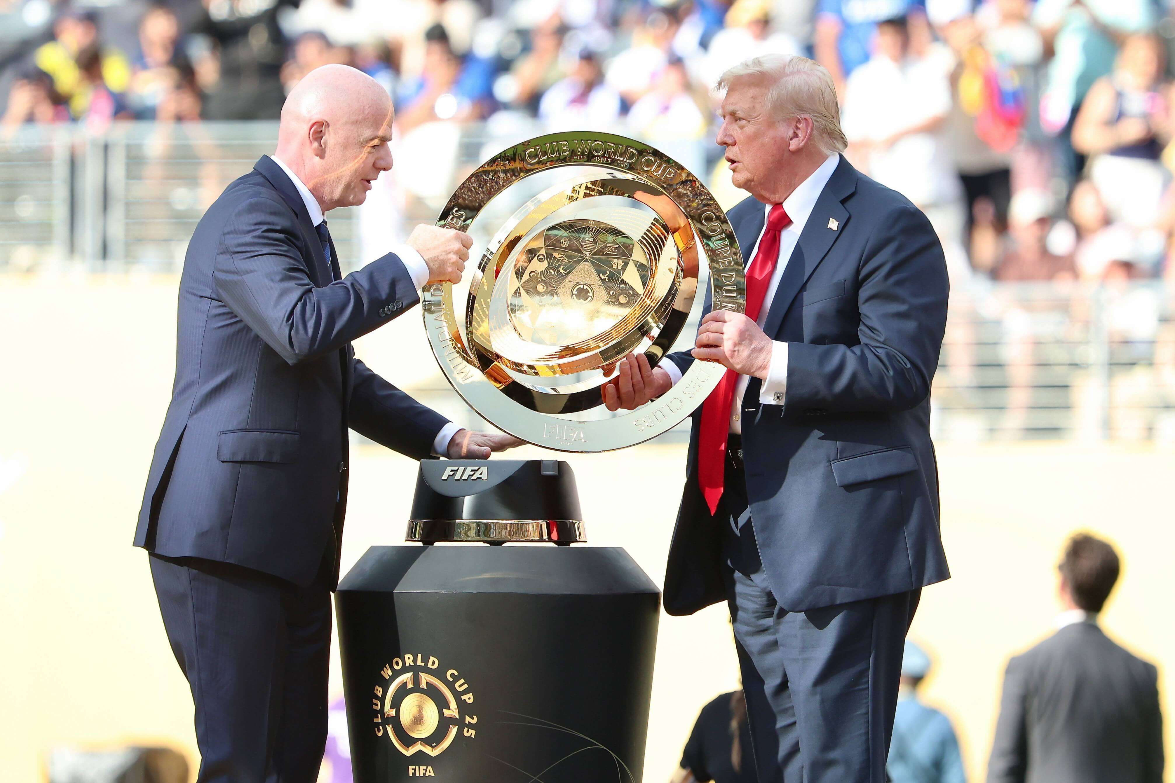 Infantino y Donald Trump con el trofeo del Mundial de Clubes (Cordon Press)