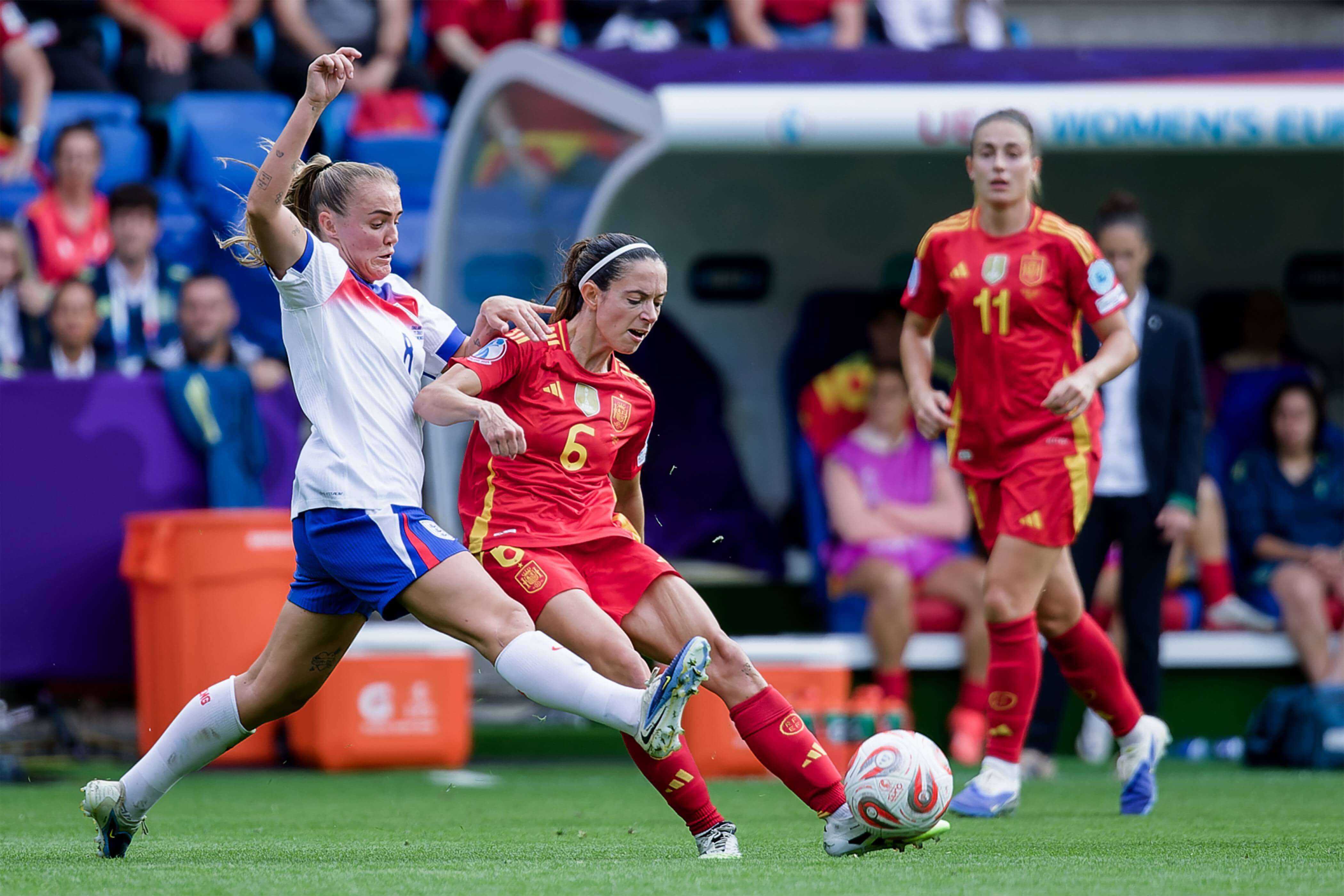 Aitana y Georgia, en una jugada en la final de la Euro 2025 (FOTO: Cordón Press).