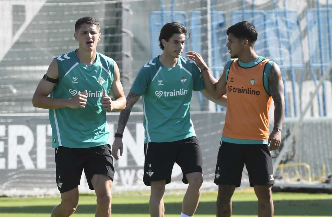  Valentín Gómez y Cucho Hernández, entrenando con el Betis.