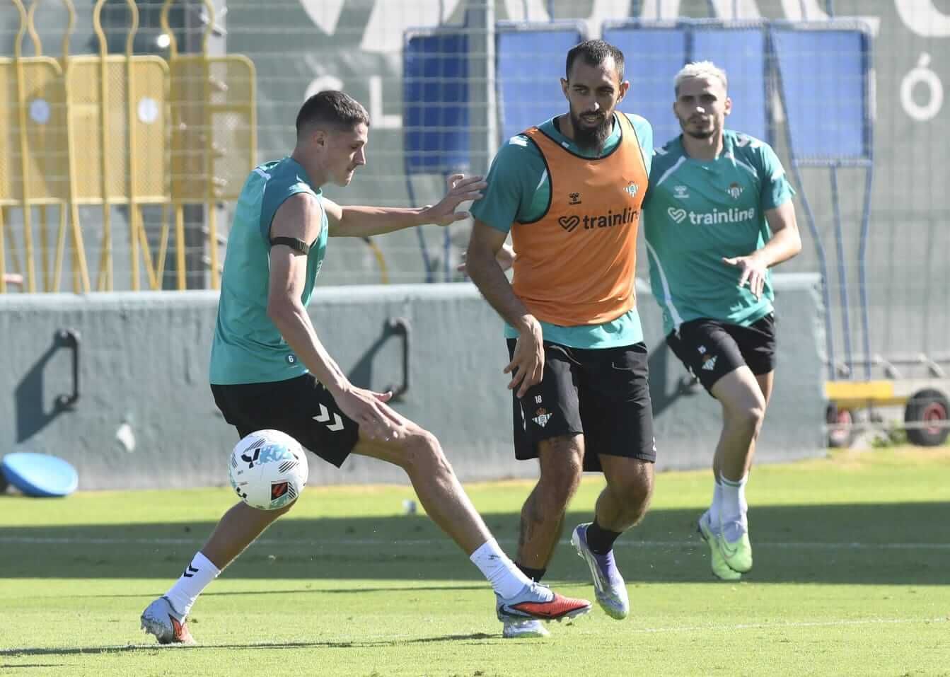 Borja Iglesias y Altimira, en un entrenamiento del Betis (Foto: Kiko Hurtado).