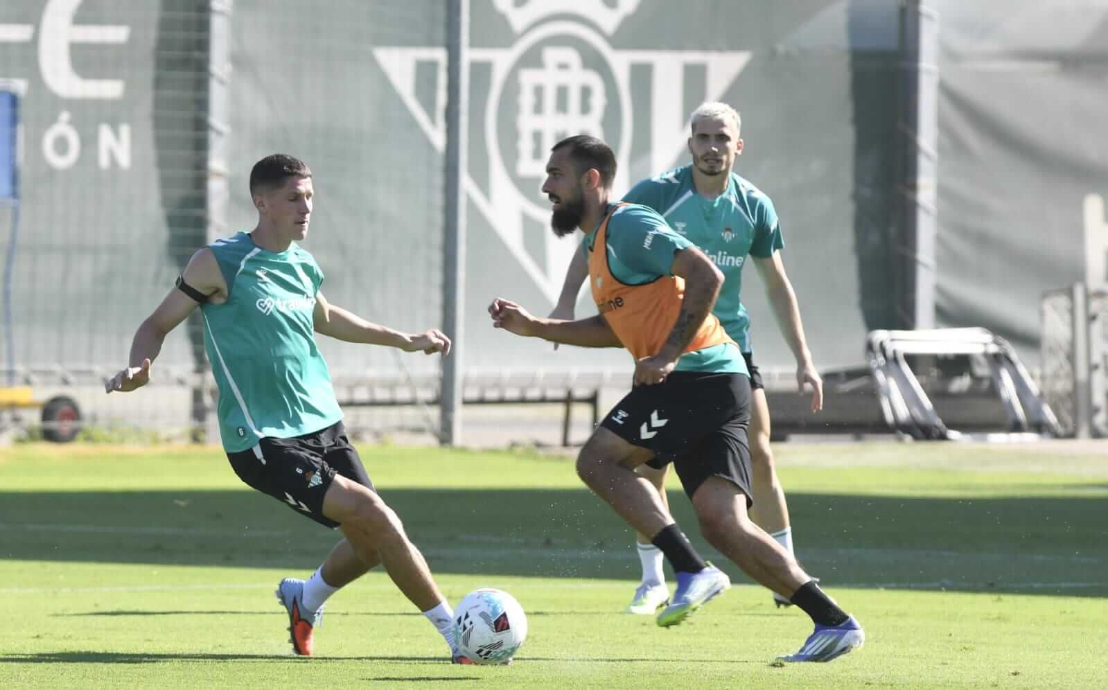  Borja Iglesias y Altimira, en un entrenamiento del Betis.