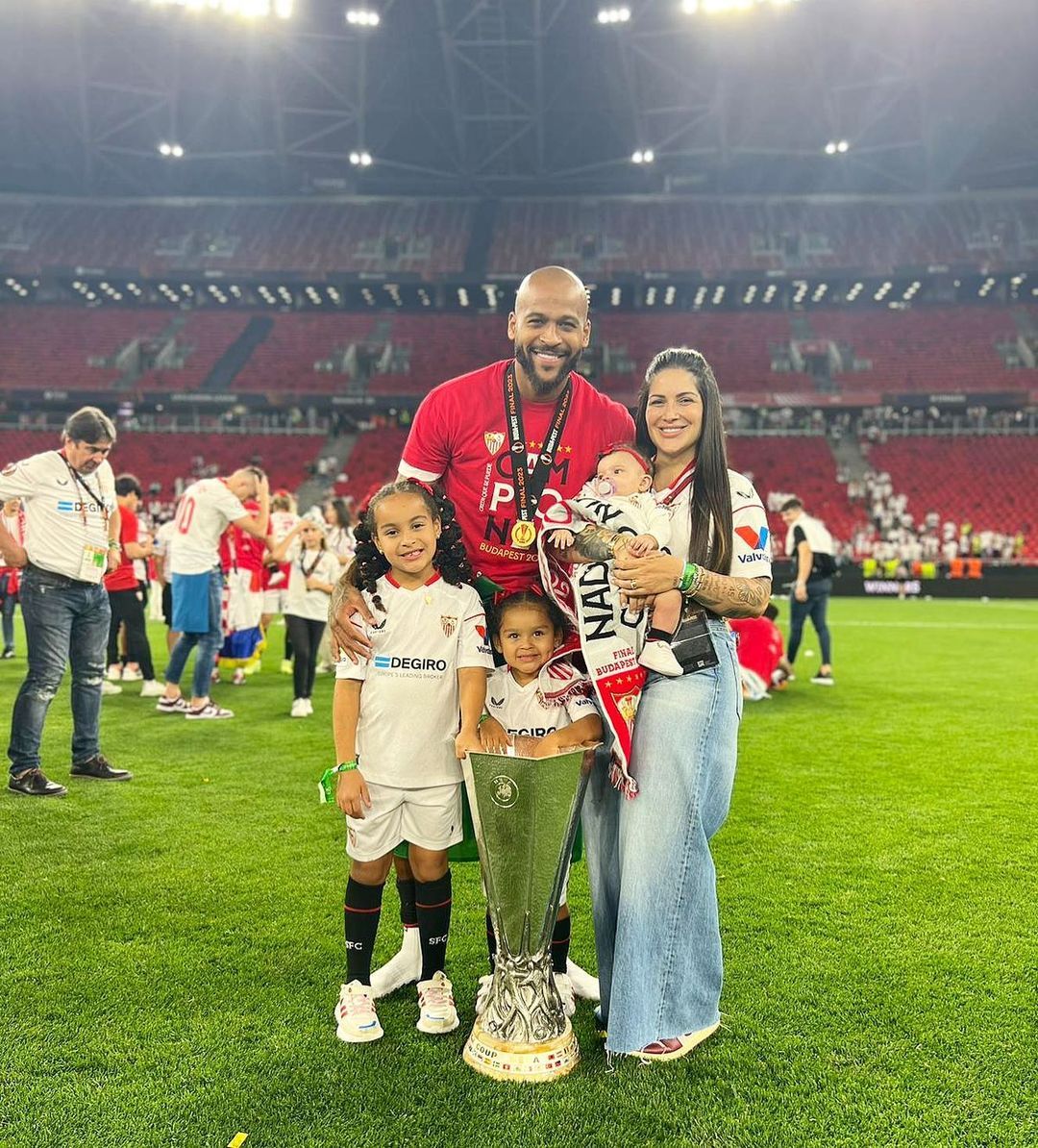  Marcao, junto a su esposa y sus hijas.