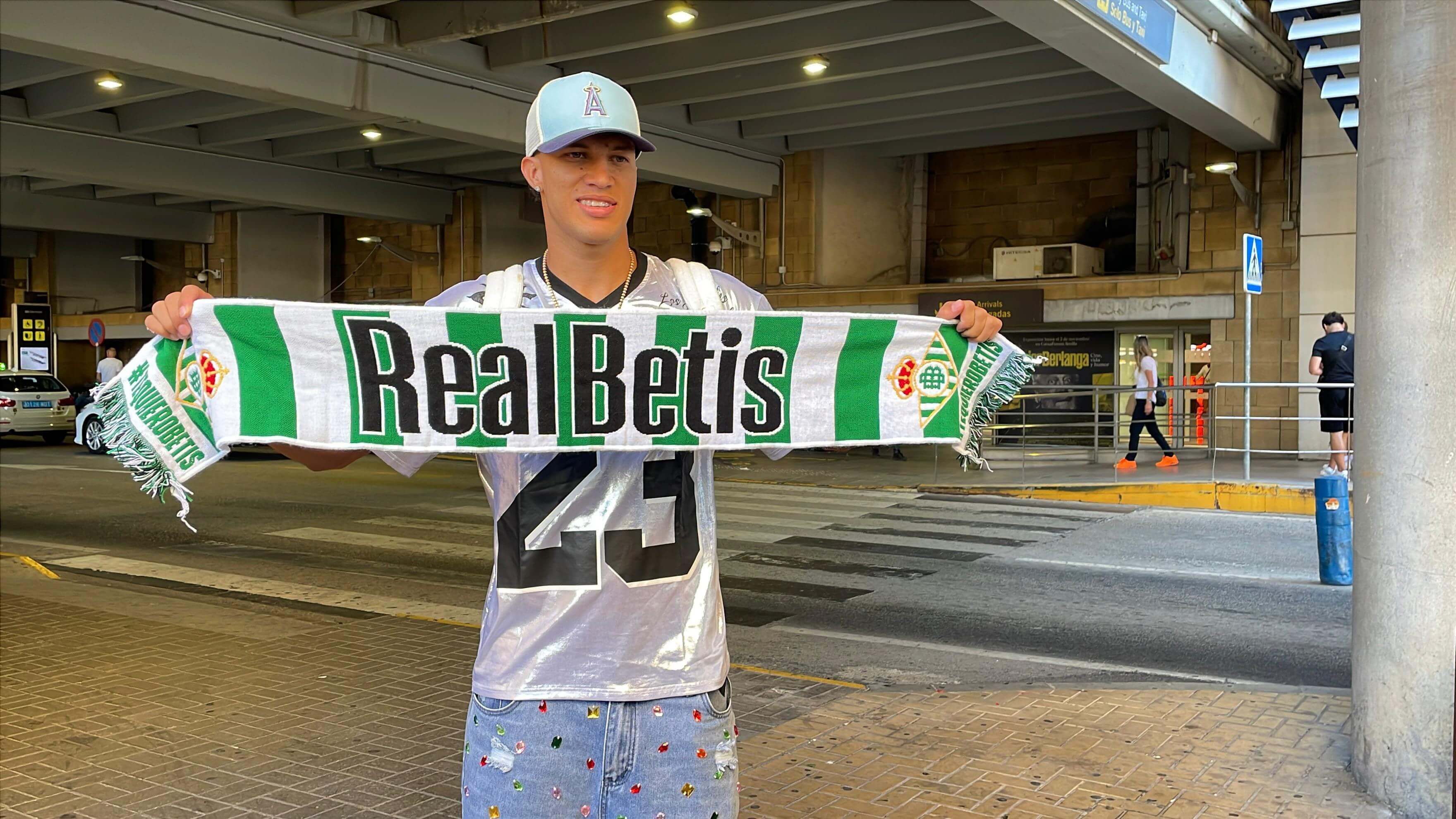  Nelson Deossa, en su llegada a Sevilla.