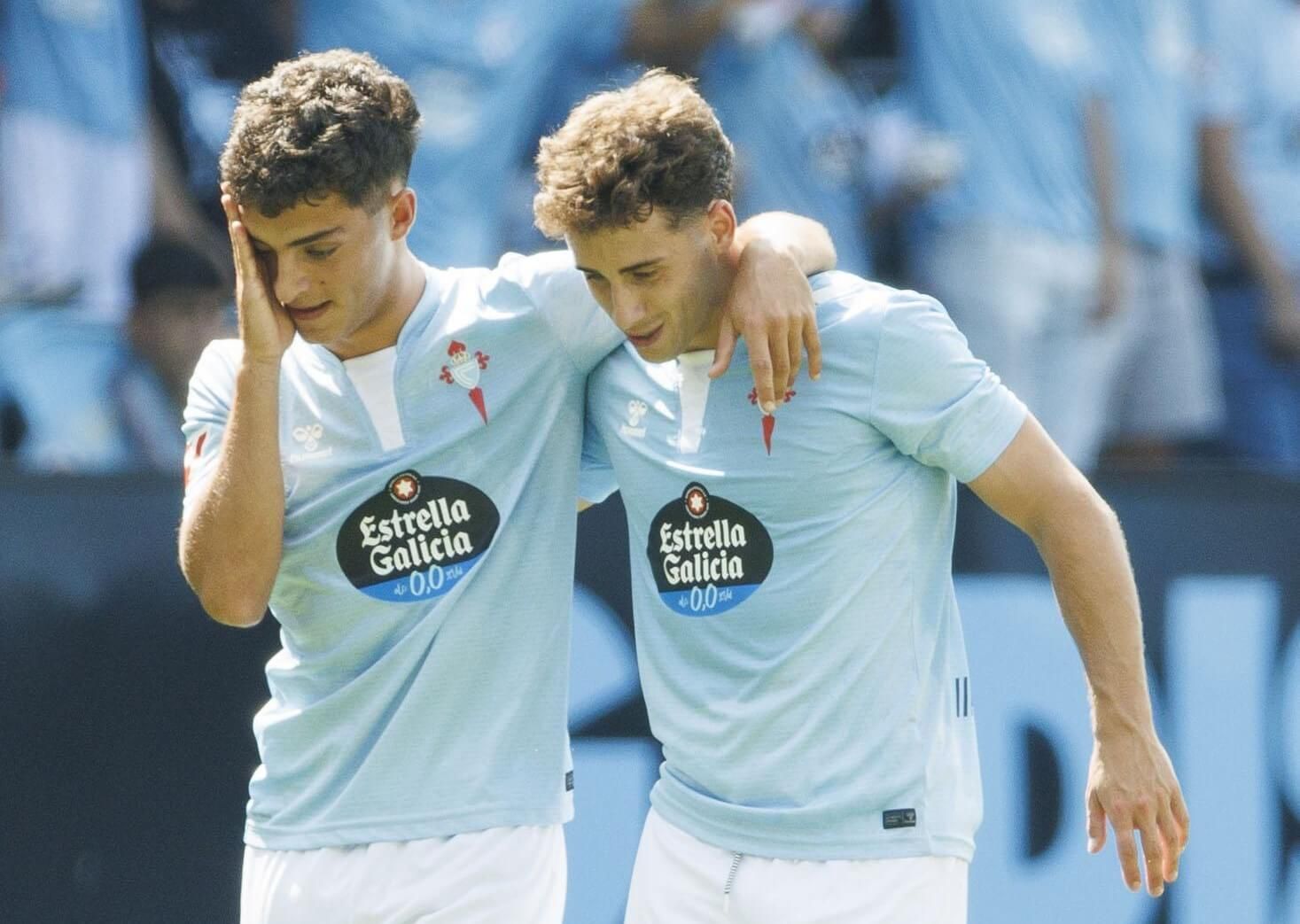 Hugo Álvarez celebra su gol con Pablo Durán en el Celta - Valladolid.