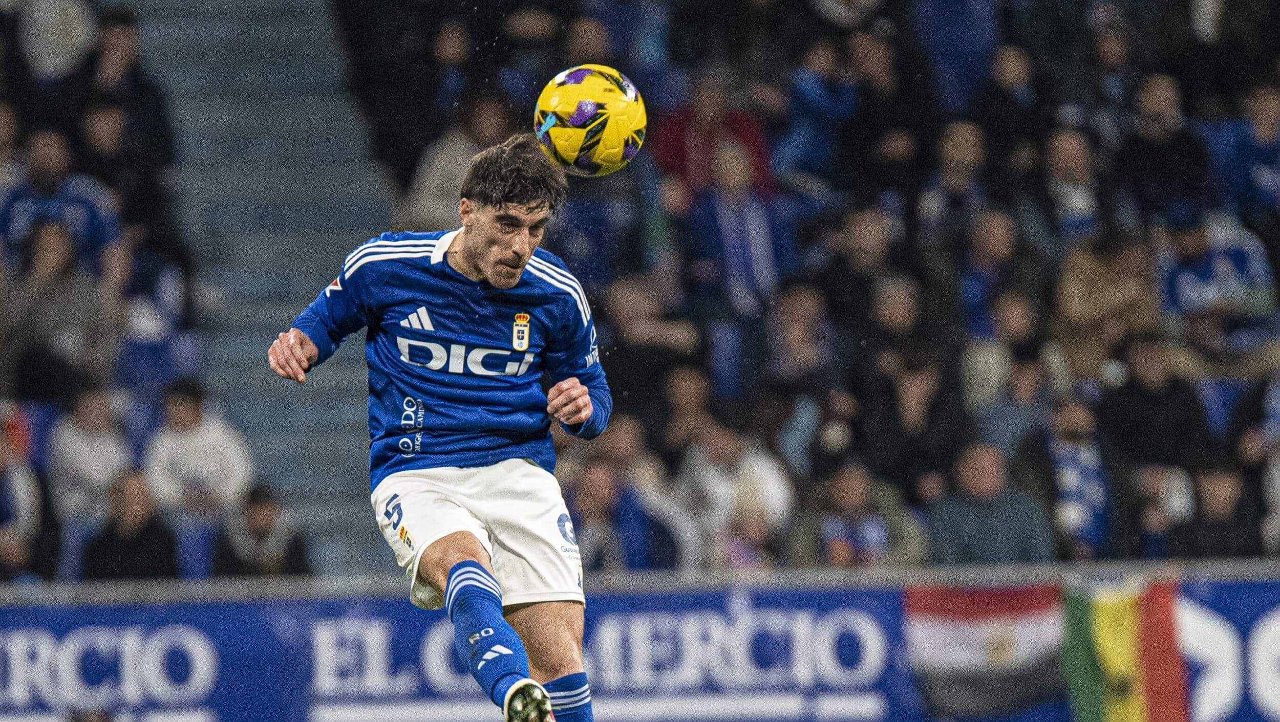 Nacho Vidal cabecea con el Real Oviedo
