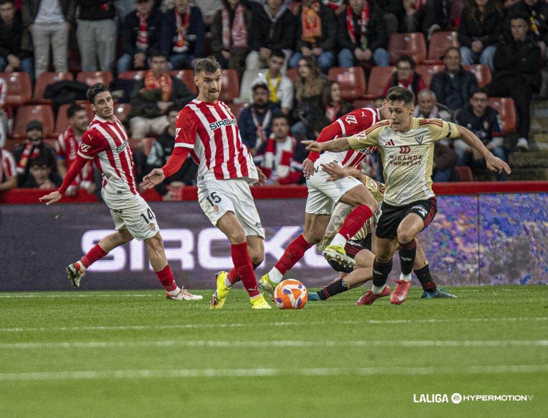  Nikola Maras, en un partido del Sporting (FOTO: LALIGA).